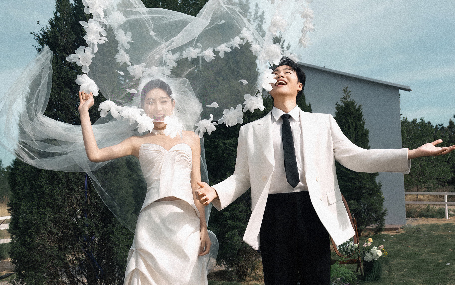 韩系电影感｜生命力草坪婚纱照太绝了