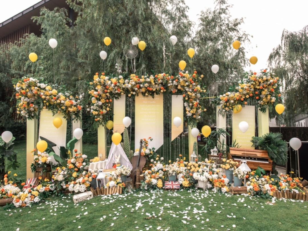 一万加的小预算黄色户外婚礼