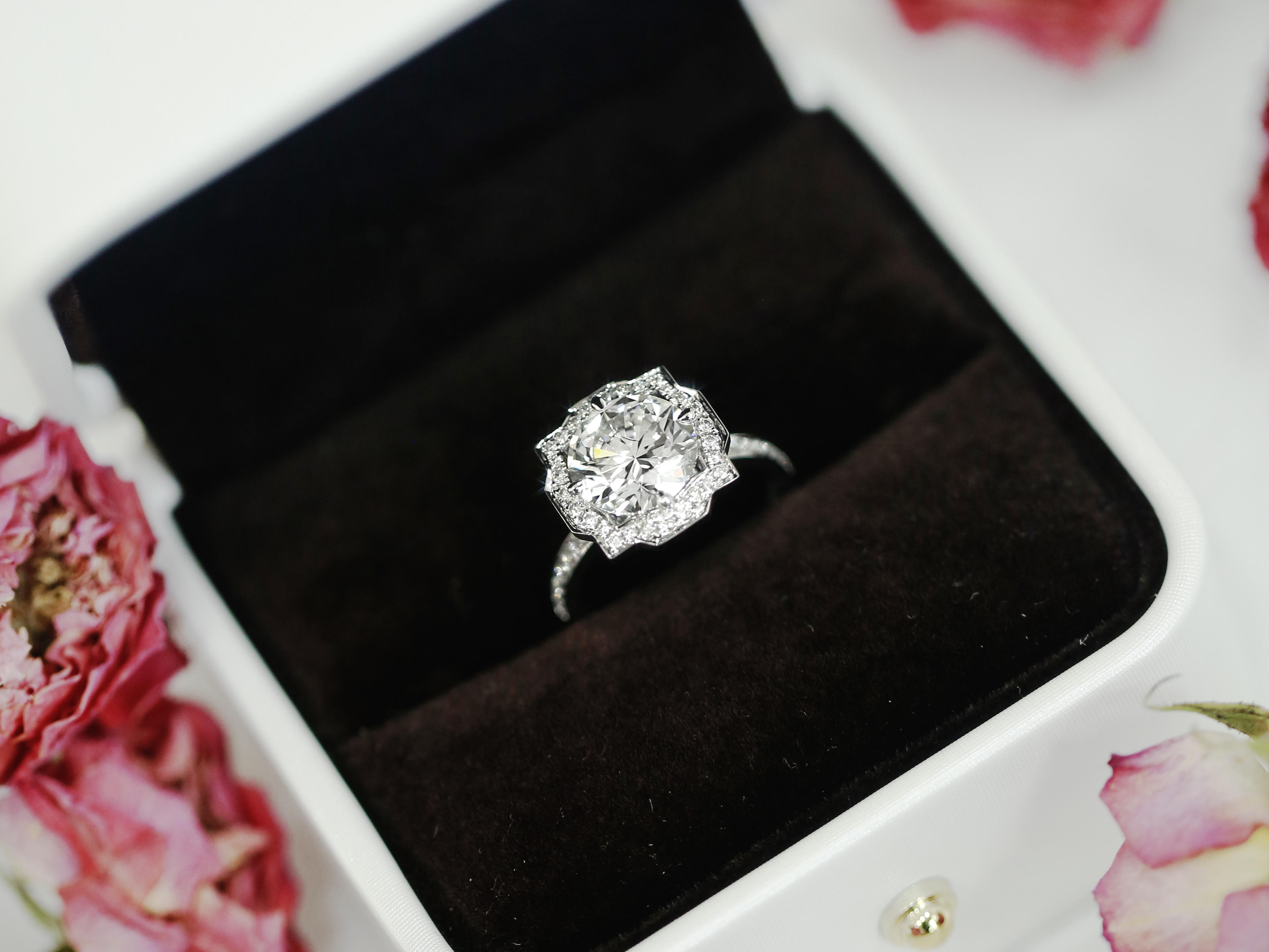 3克拉热门围镶款钻戒《梦羽》