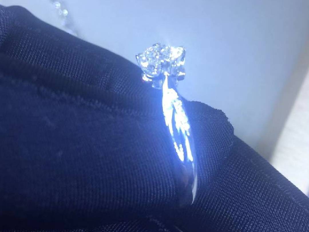 五十分F色钻戒，切工完美。