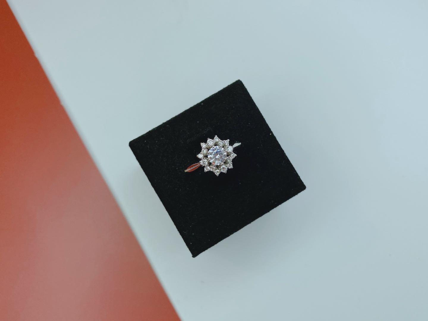 黛西/Daisy 50分18k金订婚求婚钻戒