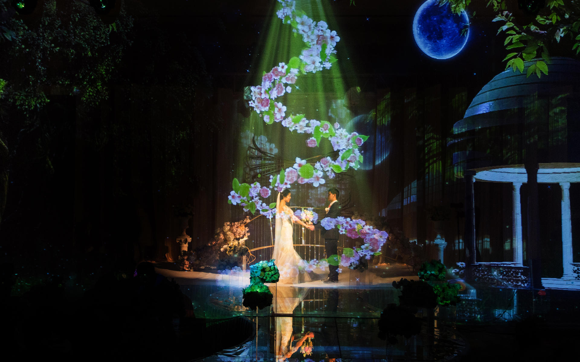 高科技4D全息婚礼 送旅拍婚纱照 一站式服务