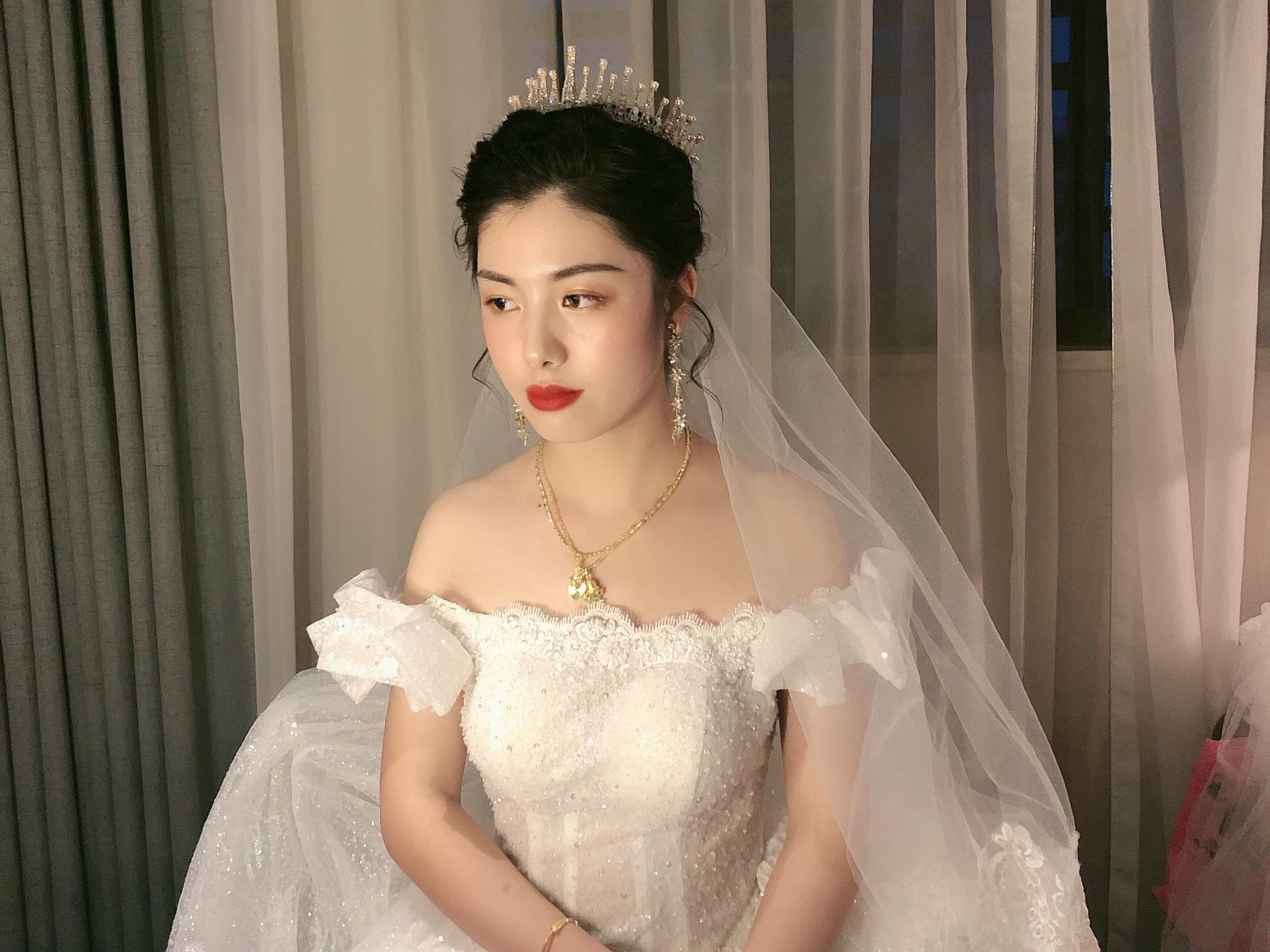 一顾倾城：全天跟妆女神套餐+2个亲友妆/伴娘妆