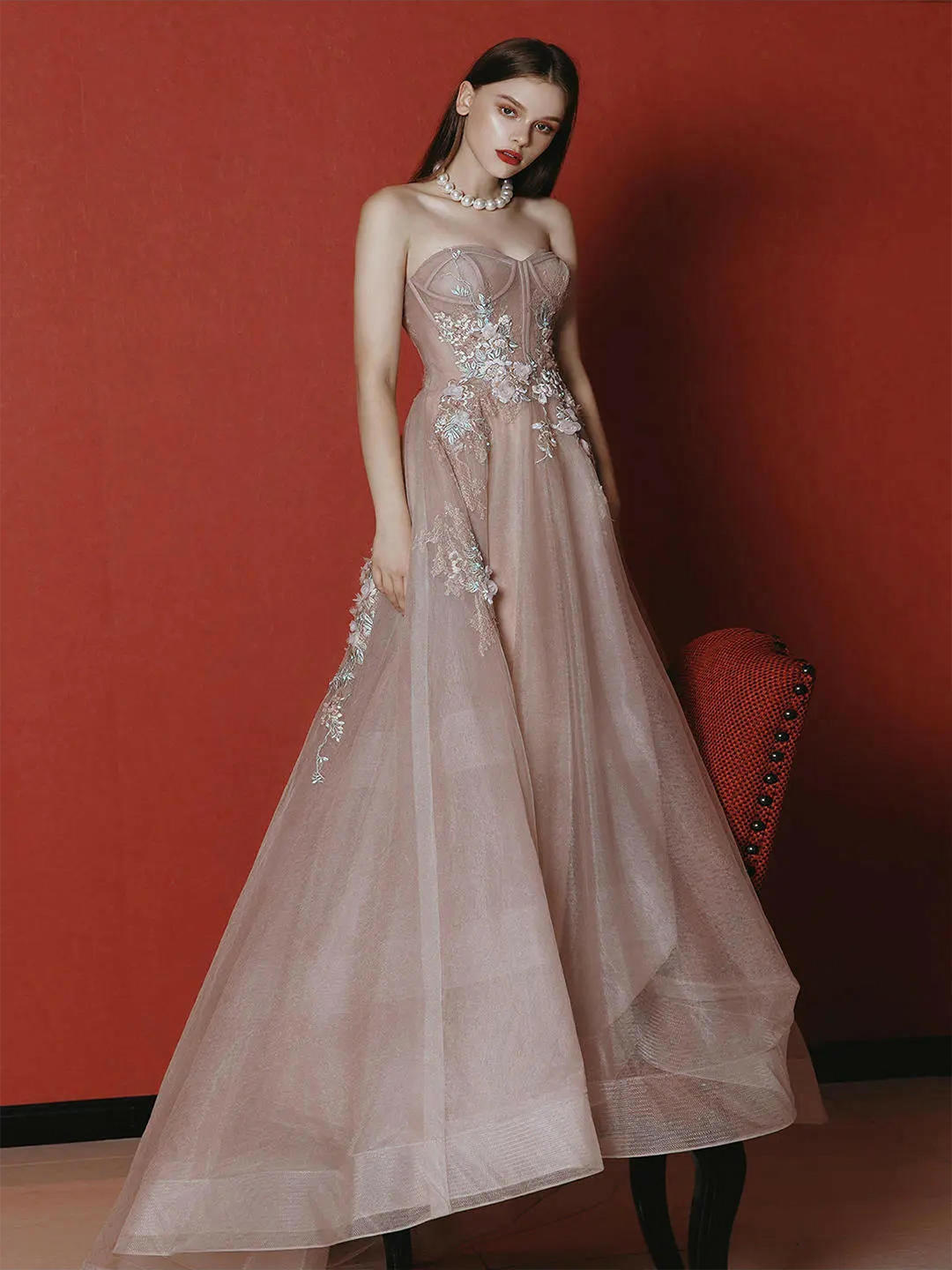 时尚色系 | 超美豆沙色抹胸年会晚礼服