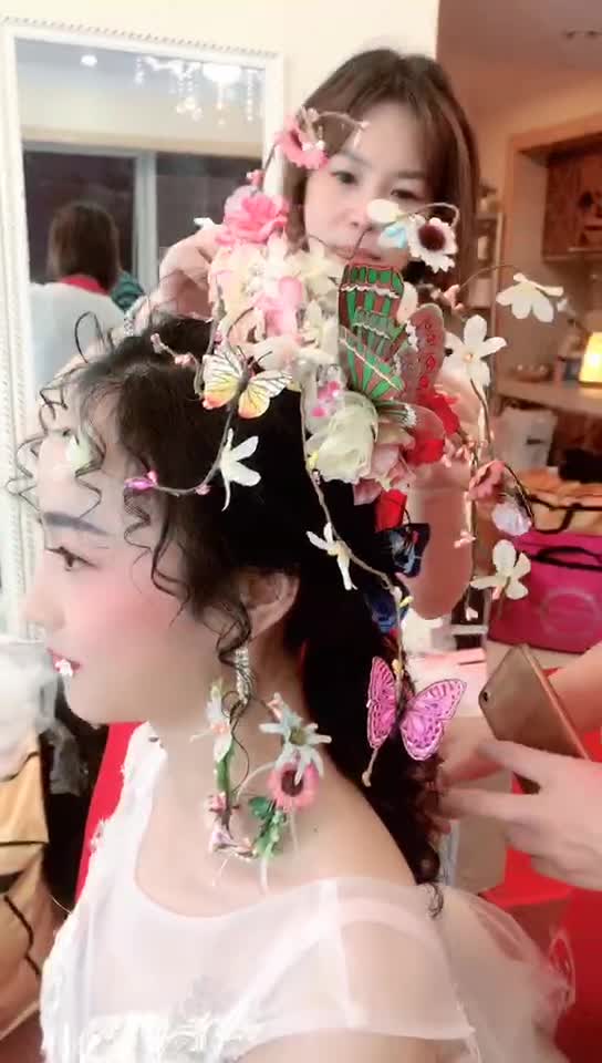 首席化妆师全程跟妆  3套造型  送妈妈妆