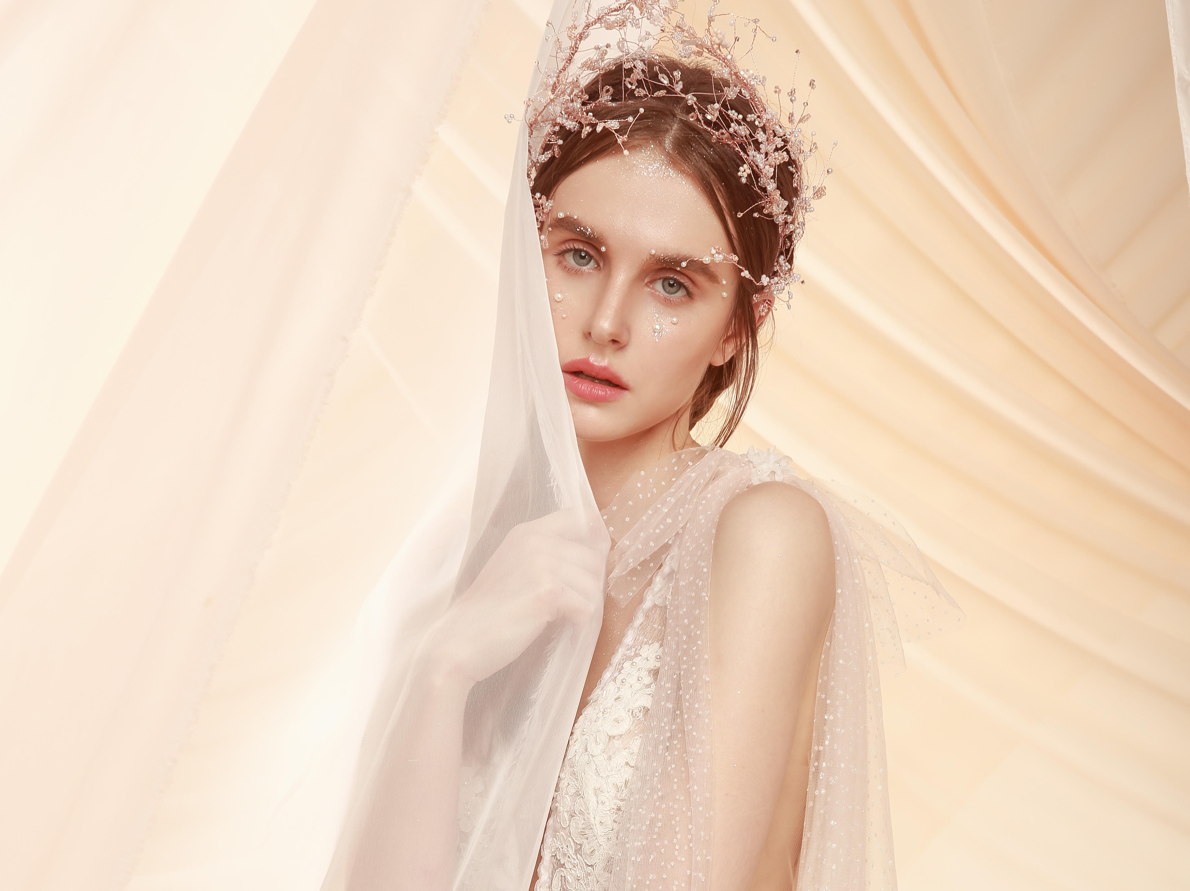 【明星同款】高定婚纱+首席跟妆+定制西服+伴娘服