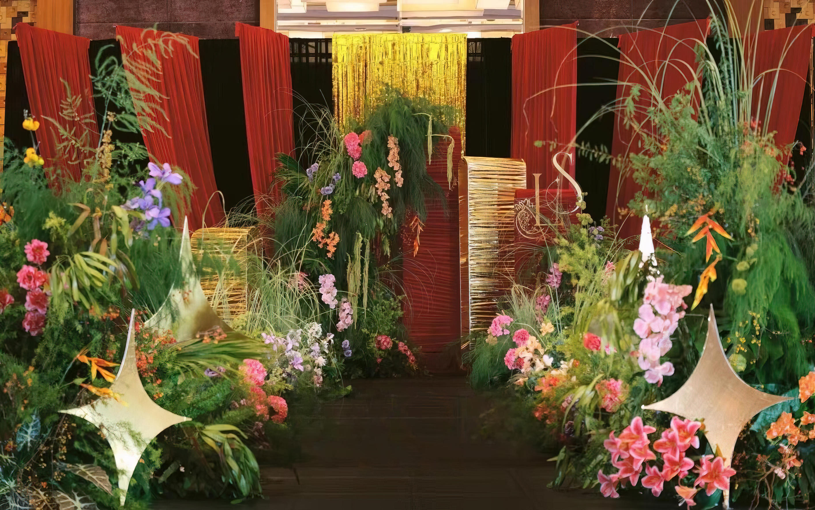 紅與綠交織，演繹浪漫婚禮新意象