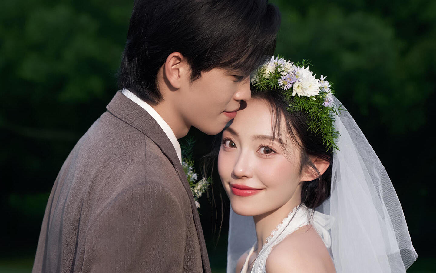 森系草坪婚紗照??浪漫與自然的完美邂逅