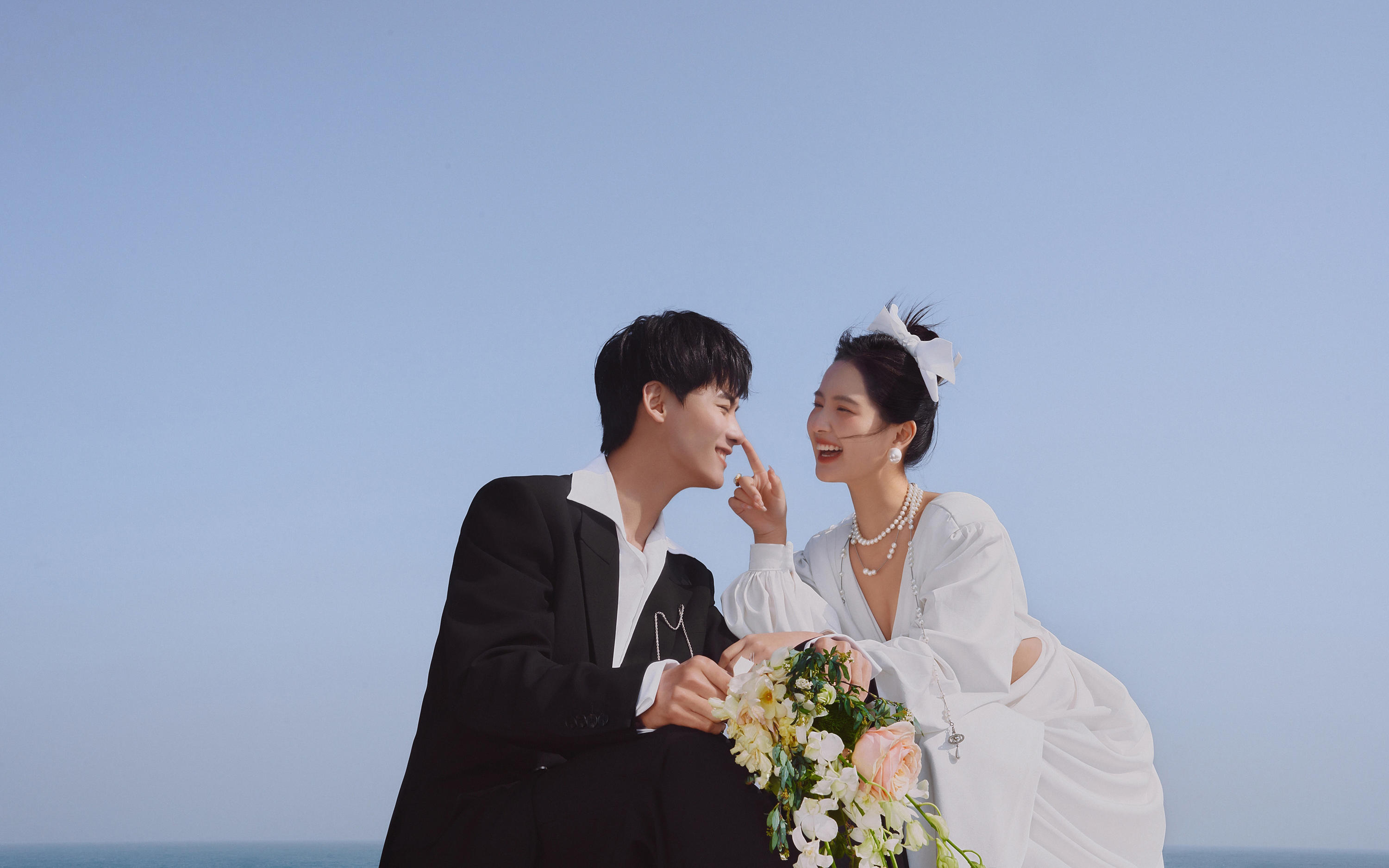 氛围感之神！海边礁石婚纱照在这一刻美爆了