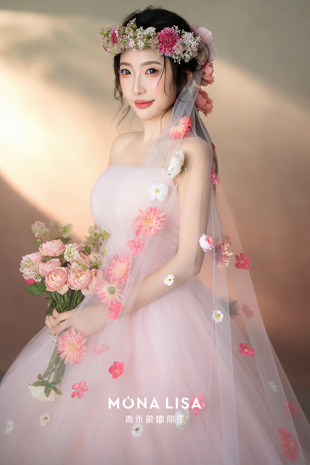 浪漫内景花园婚纱照｜粉色花朵婚纱中的幻想