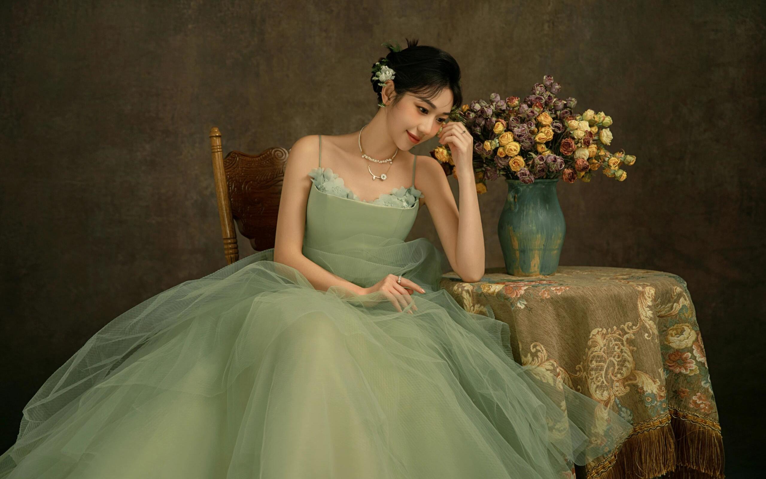 邂逅一场绿色浪漫的油画婚纱照