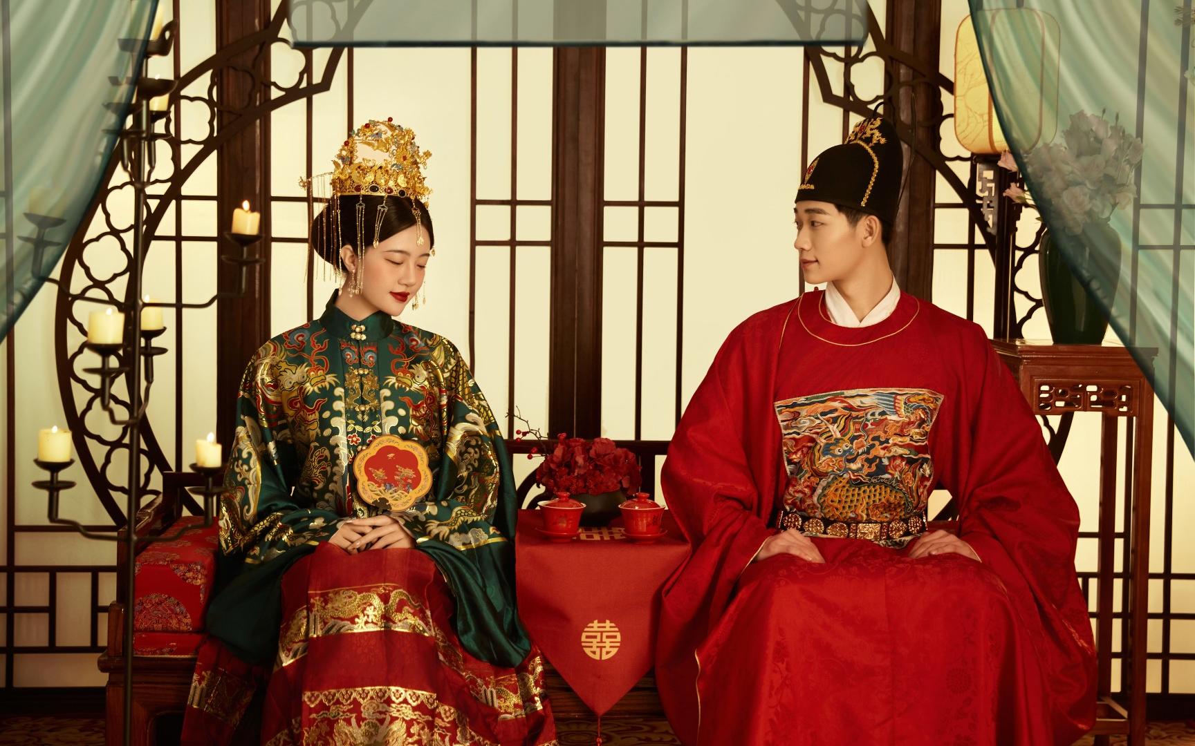 独属中国人的浪漫🏮黄金凤冠汉服婚纱照直接硬控我