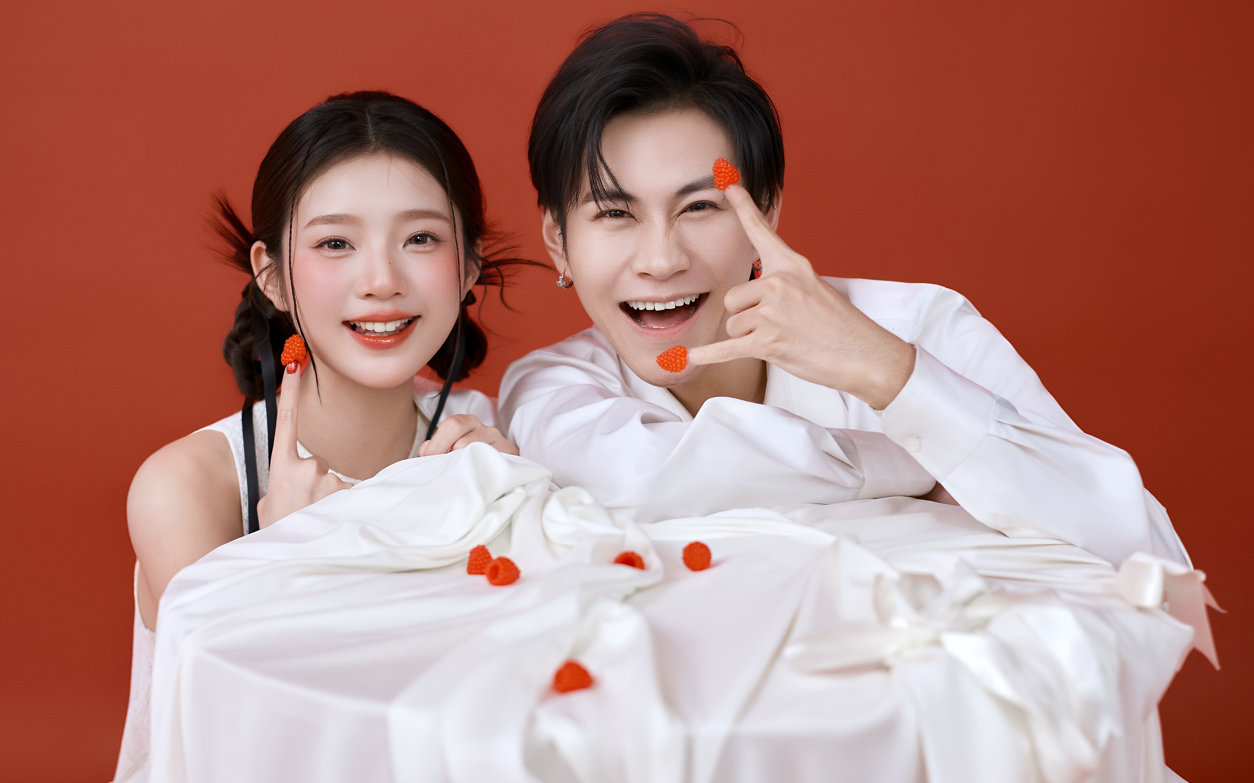 【婚纱照客片】红底轻复古婚纱照｜是藏不住的心动❤