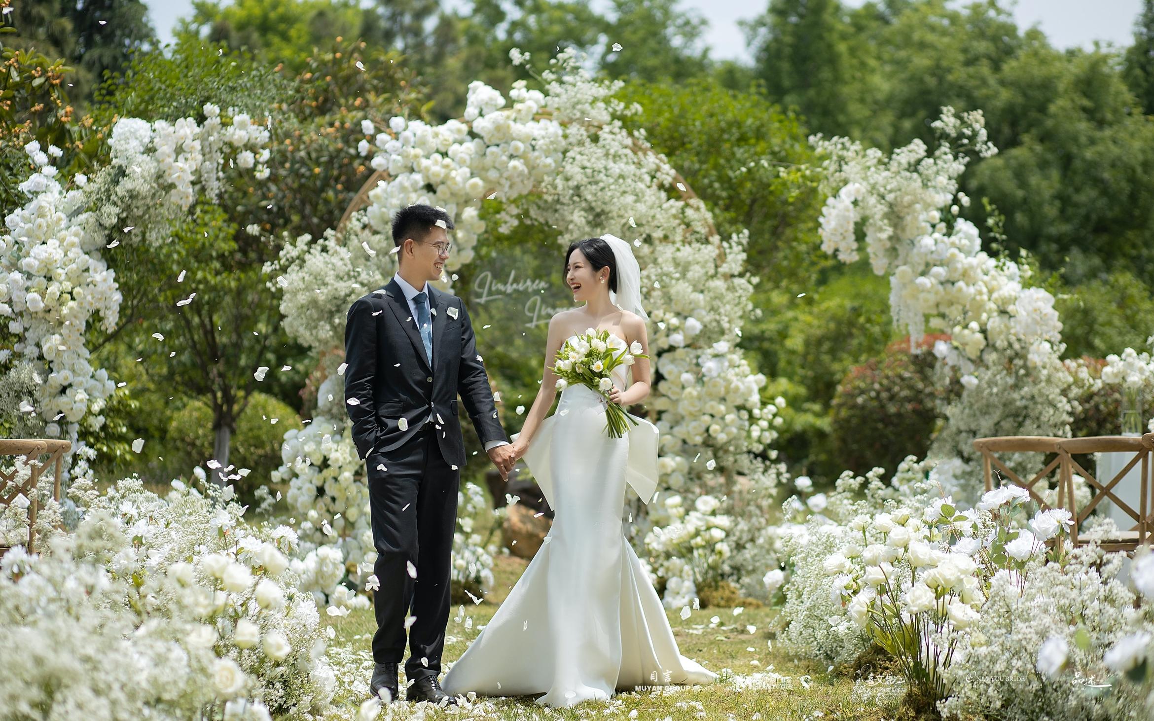 超高性价比、简约又高级的户外草坪婚礼