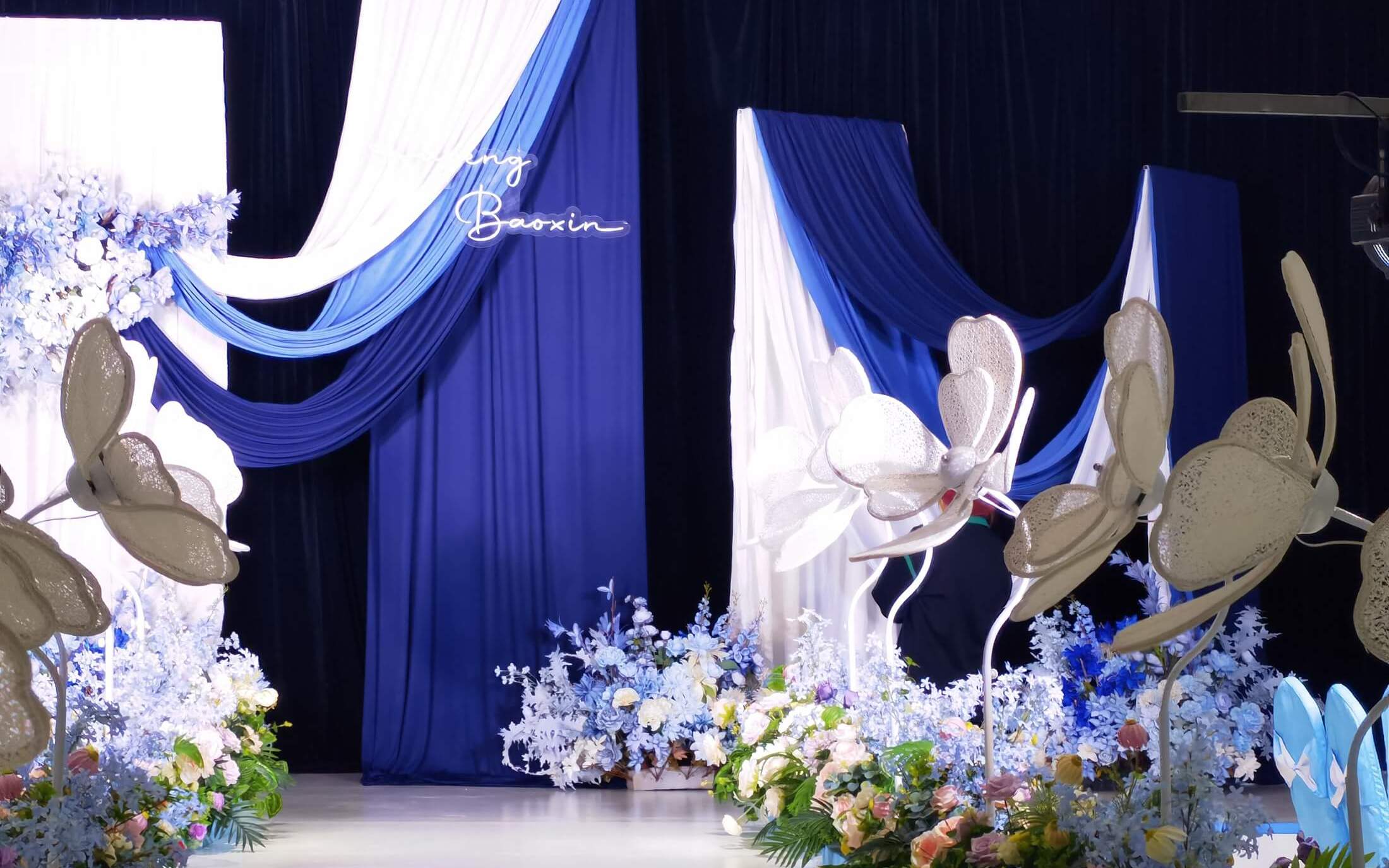 蓝白布幔造型婚礼