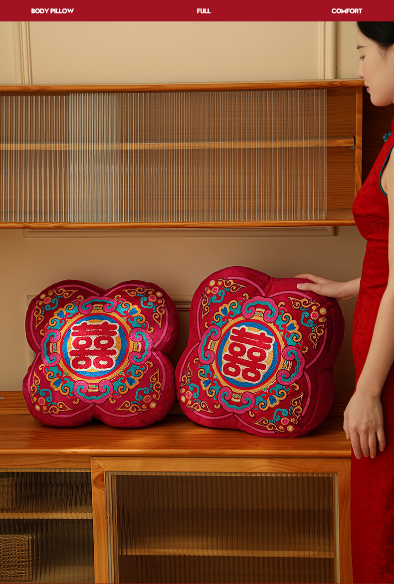 1对刺绣抱枕压床娃娃（送编织袋）