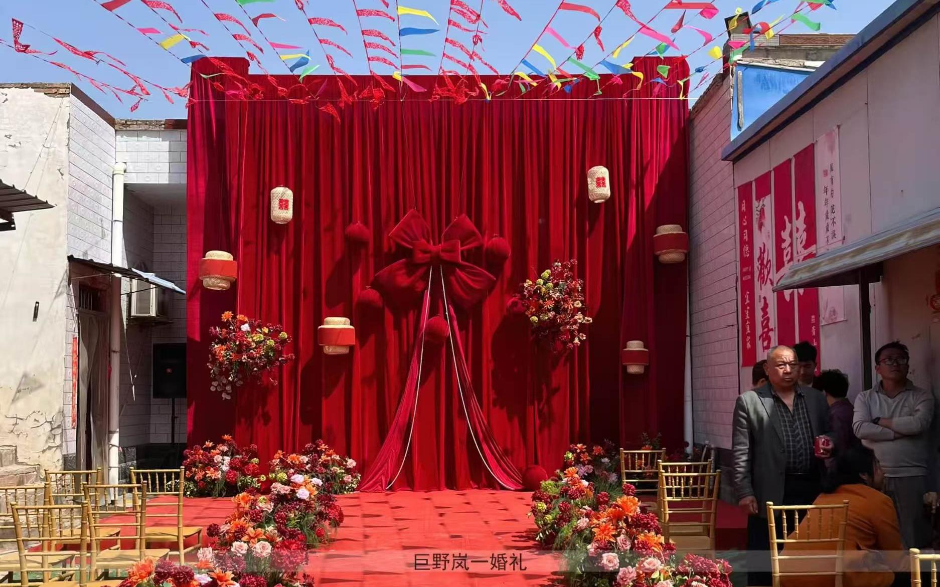 红绸高悬，田园庭院婚礼