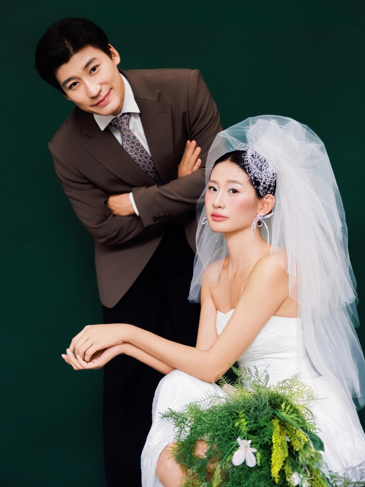 室内极简风婚纱照