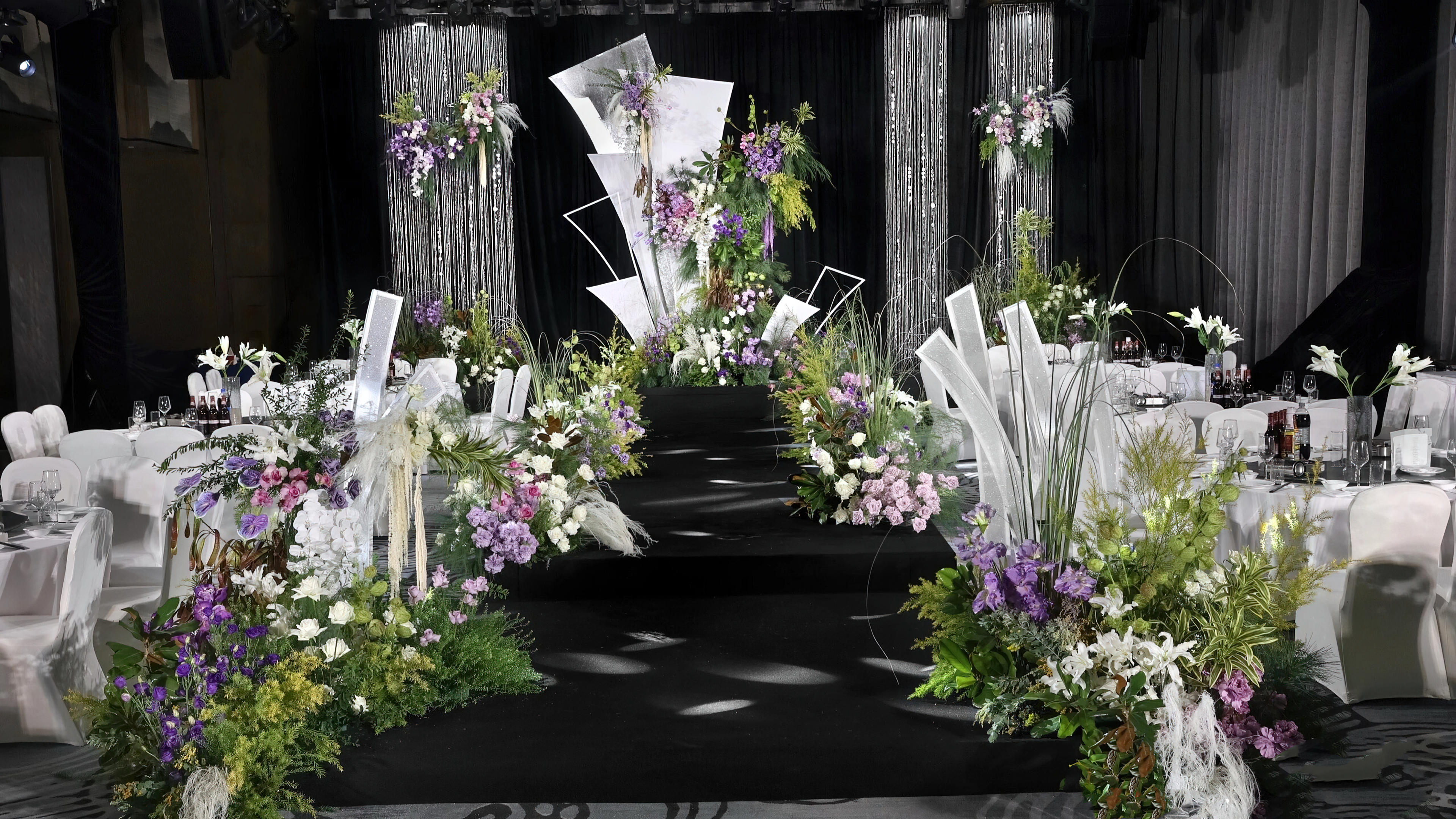 閃耀亮片融合花藝設計，演繹精致造型之美