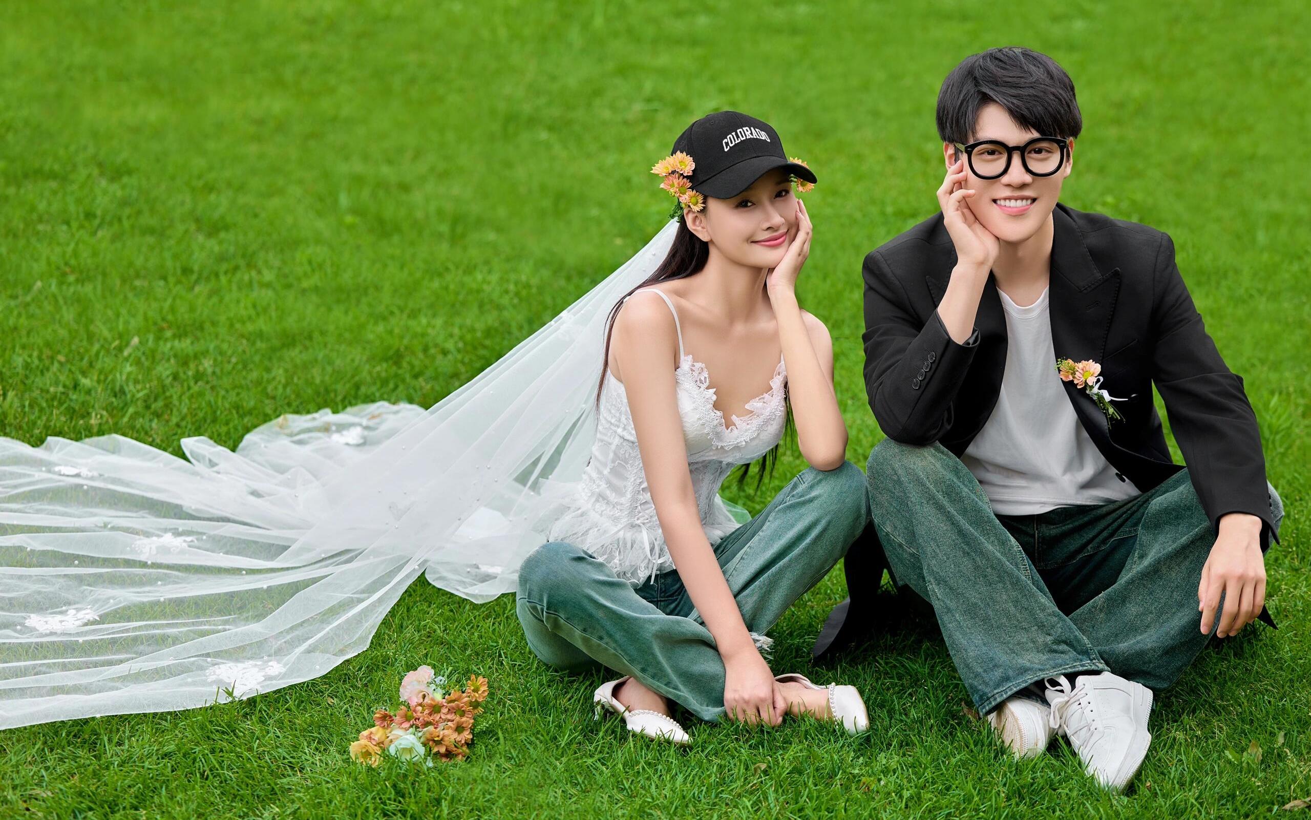 00后超愛的松弛感丨草坪牛仔褲婚紗照