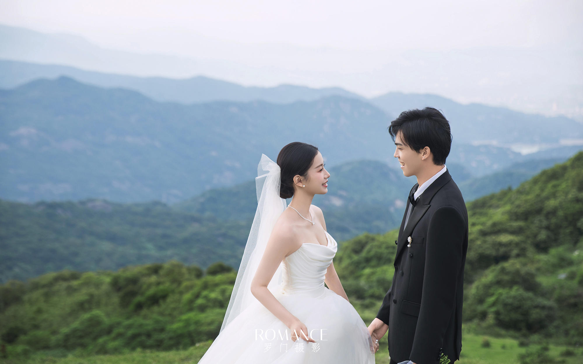 森系草坪浪漫的山頂婚紗照
