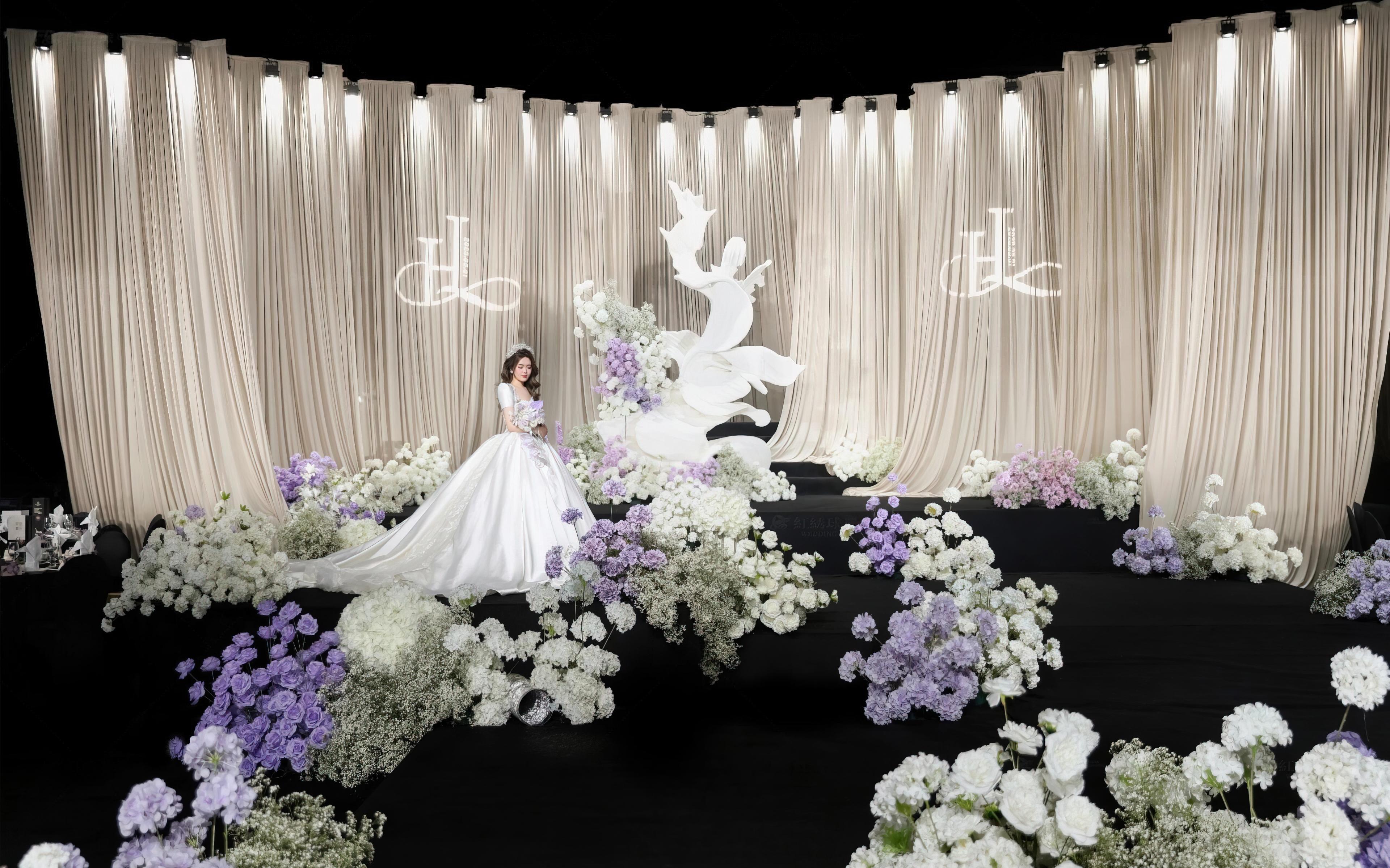 垂幔柔落，映襯靜謐婚禮