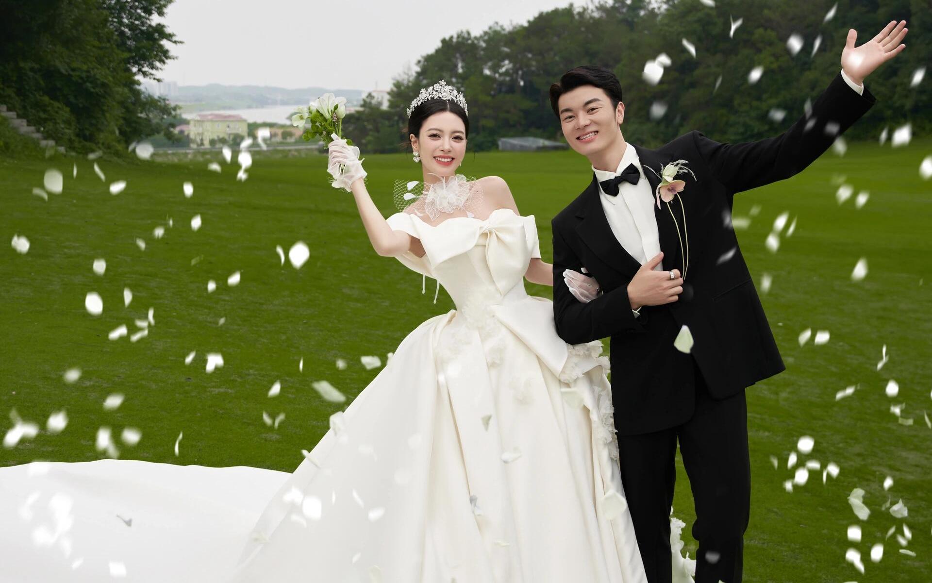 这么甜的草坪婚纱照被我拍到啦🥰 - 