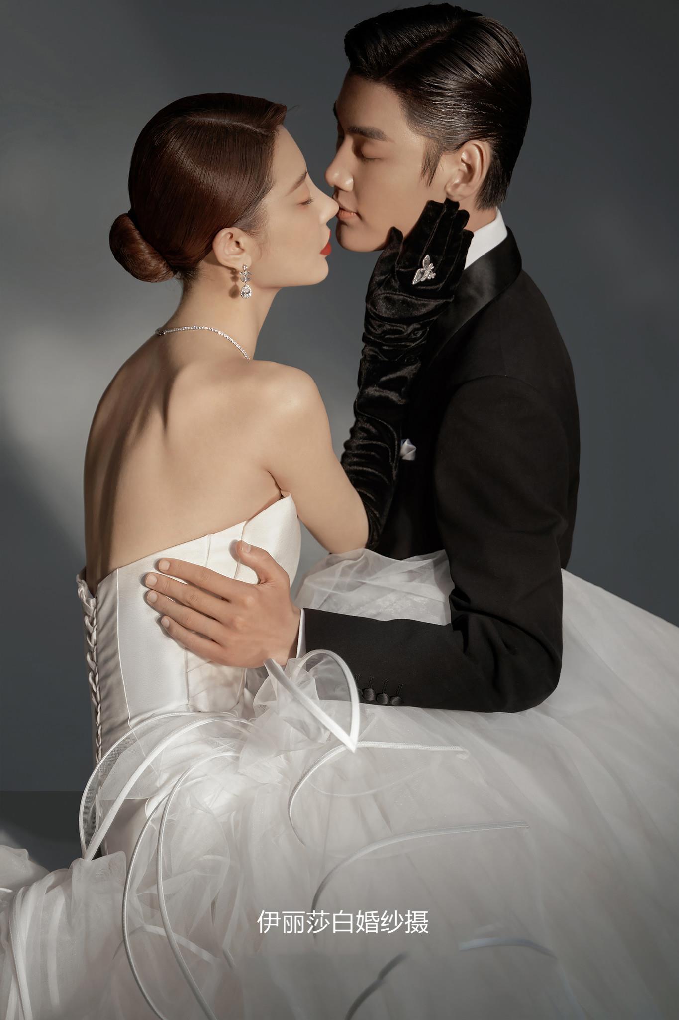 4699套餐送：跟妆+新娘4套+伴娘服+伴郎服 