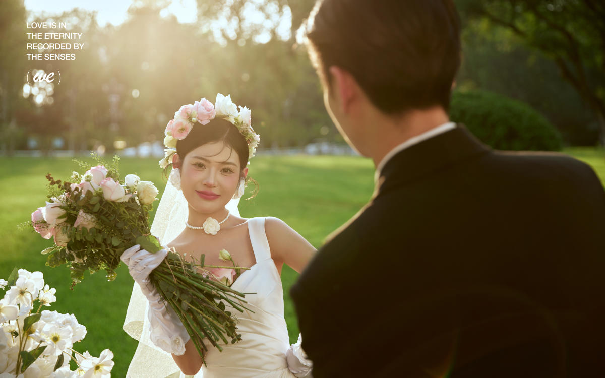 把草坪婚禮搬進婚紗照 清新浪漫有儀式感