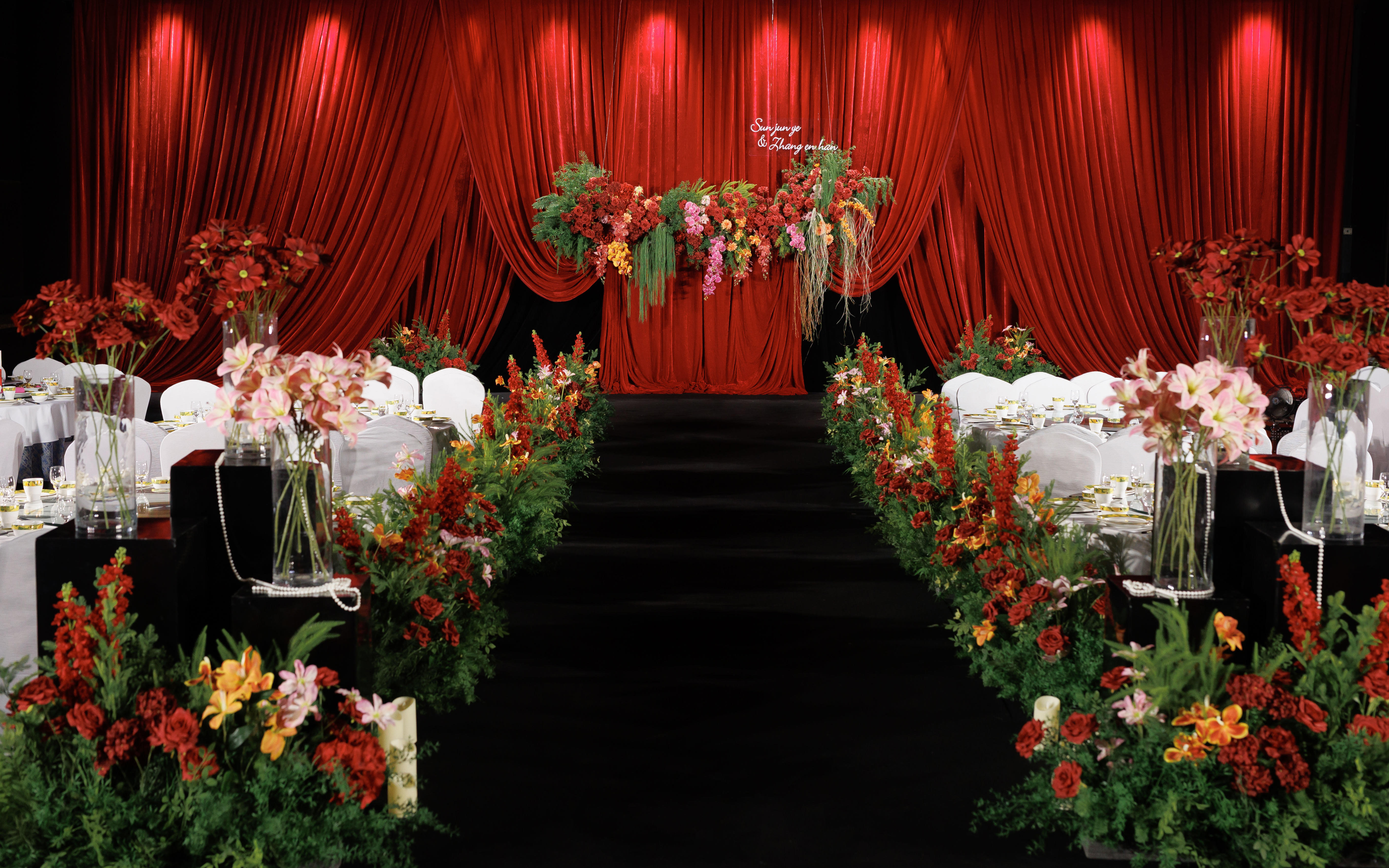 紅色布幔婚禮布置