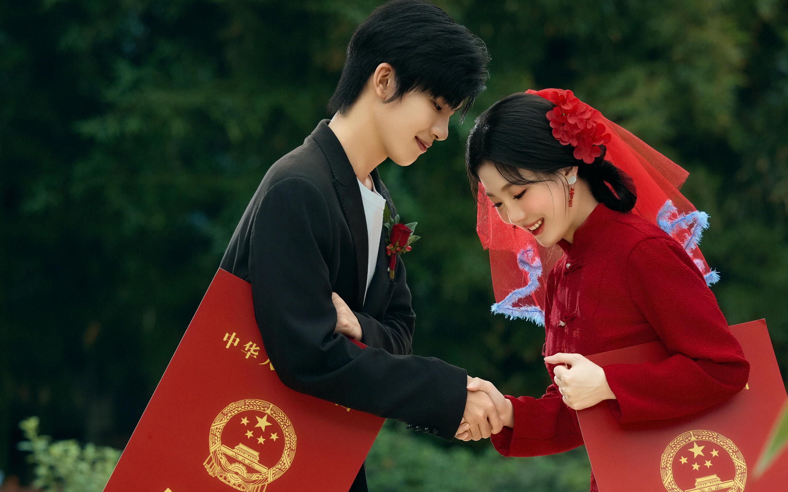 太絕了??拍婚紗照要被“結(jié)婚證”道具笑鼠啦