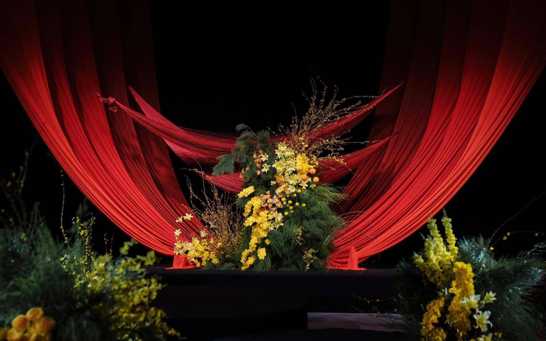 紅色布幔野生感花藝高級感婚禮
