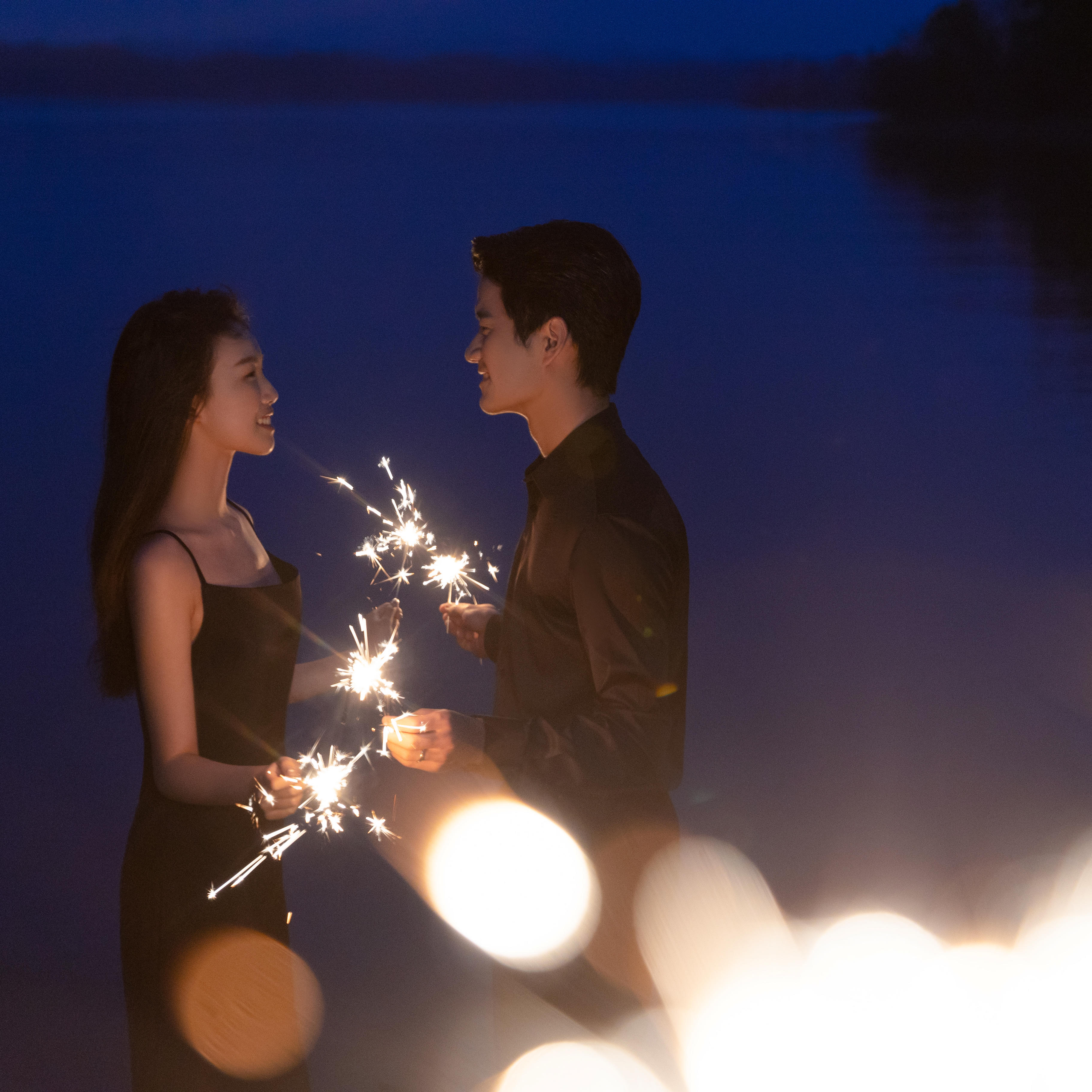 湖边电影感夜景婚纱照/浪漫烟花星星闪闪/纪实