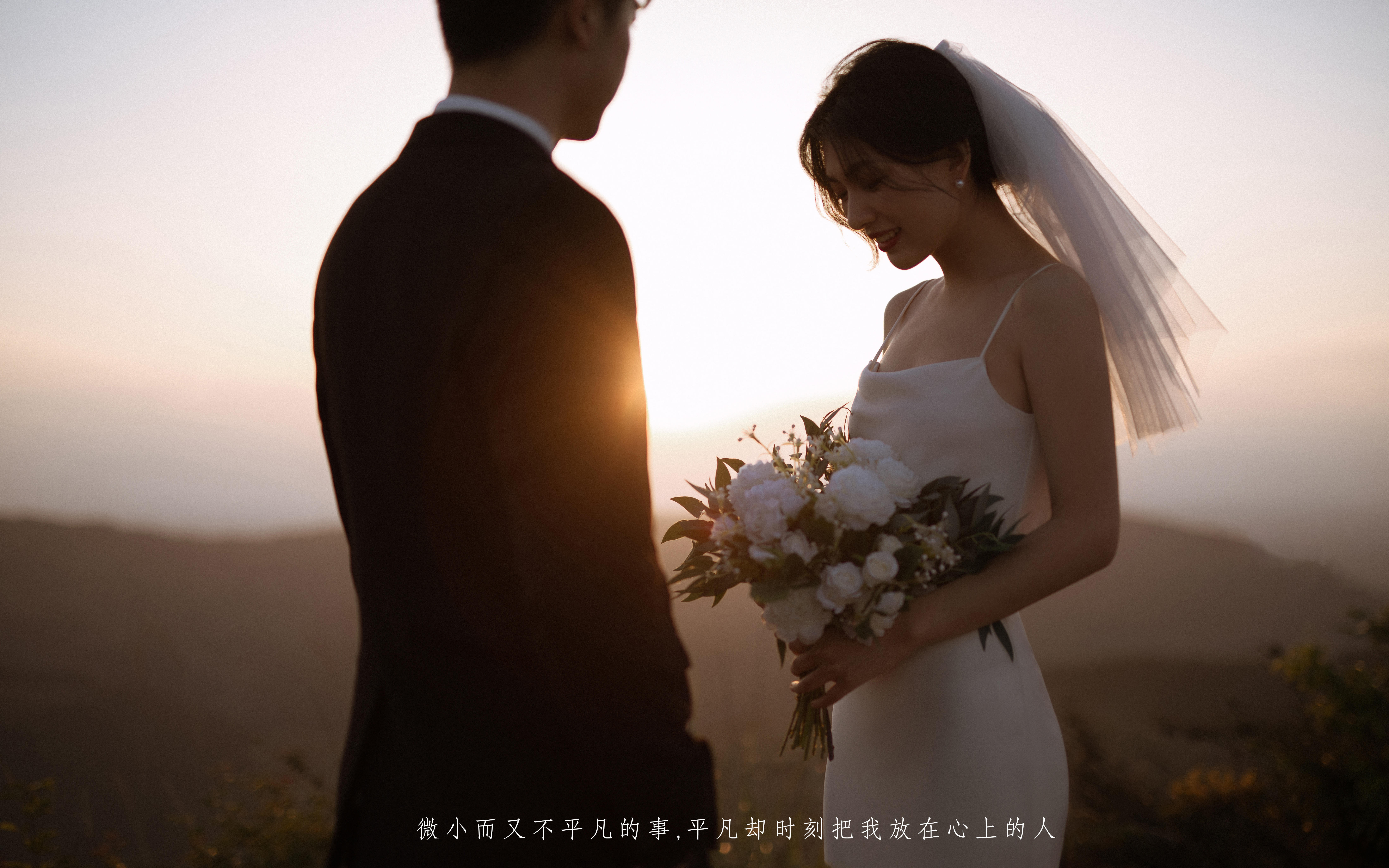 【超有氛围感的山顶纪实电影风婚纱照】