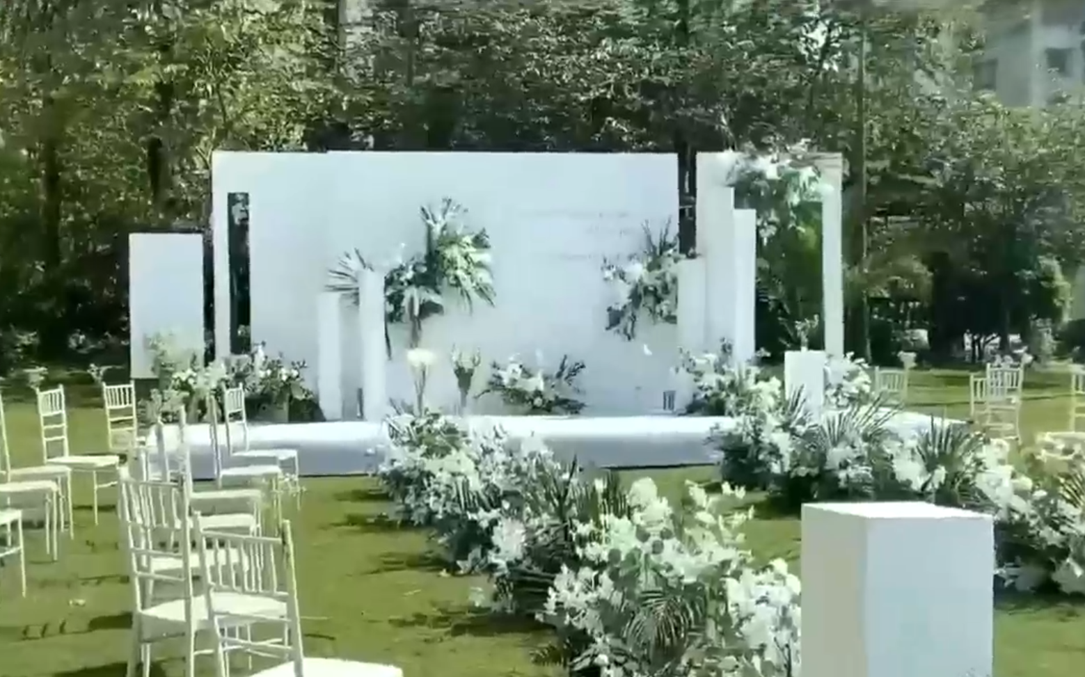 户外白绿撞色清新婚礼