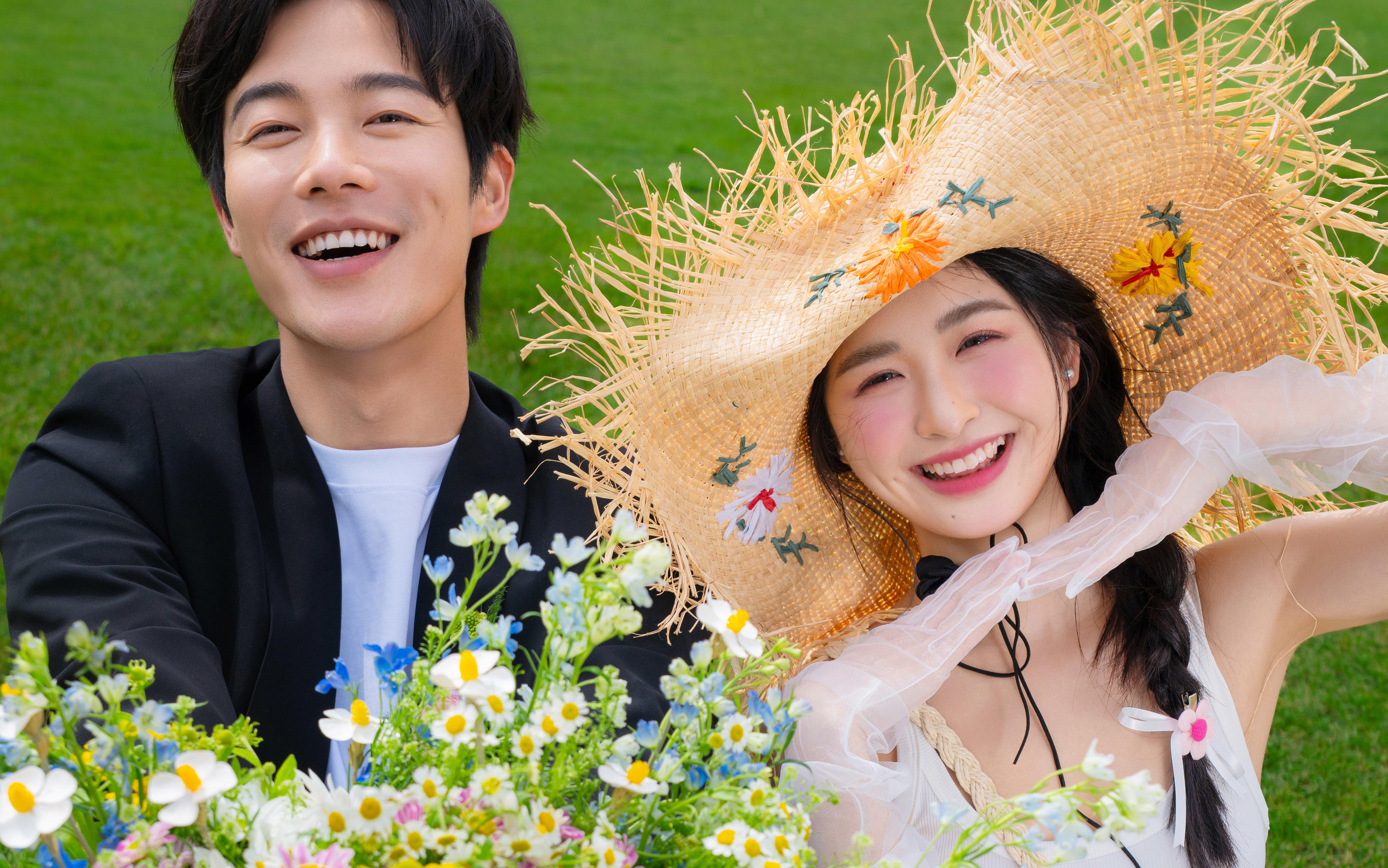 好喜欢我的小清新草坪婚纱照~