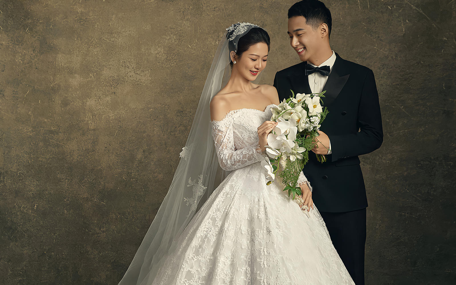 氛围感很绝的复古油画婚纱照