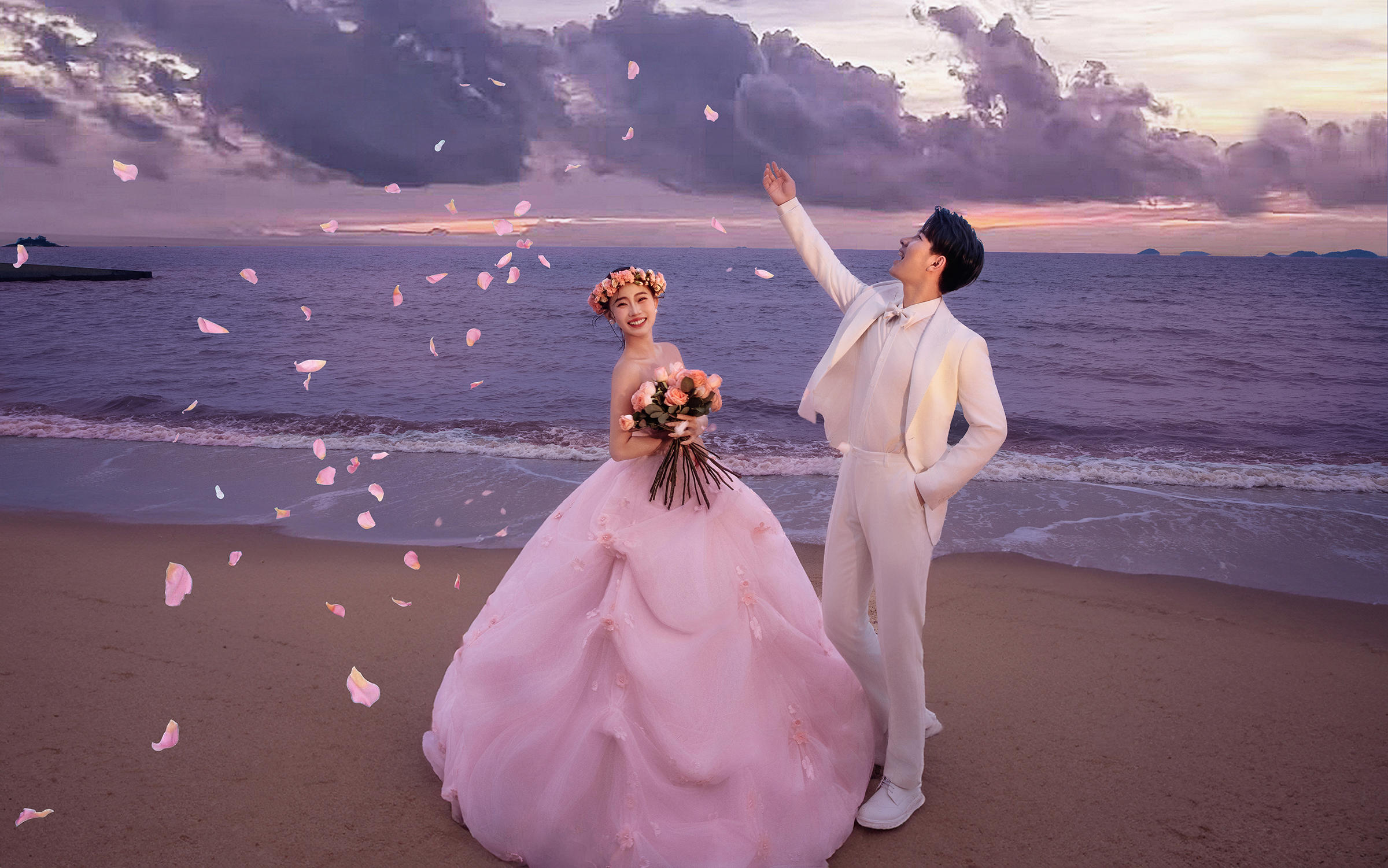 暮色染粉裙擺，抬手接住星光，海面把氛圍感釀成蜜色