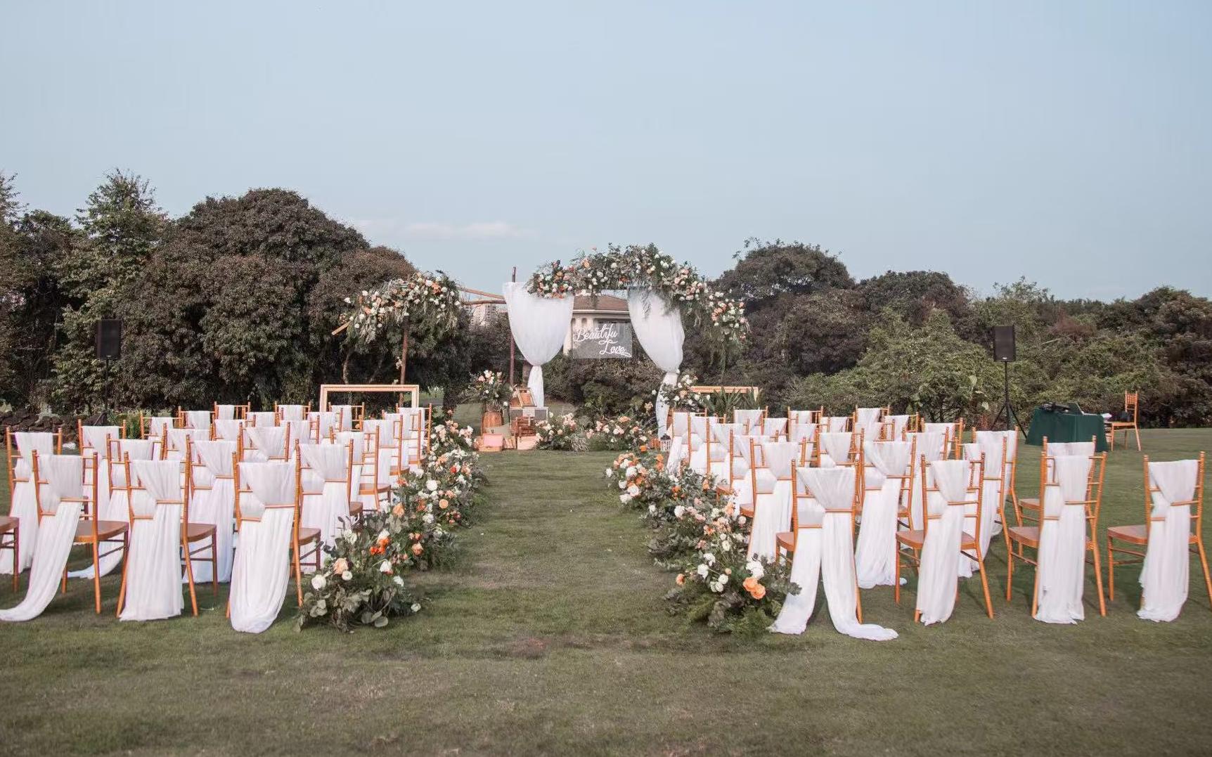 森系原木風(fēng)草坪浪漫婚禮布置