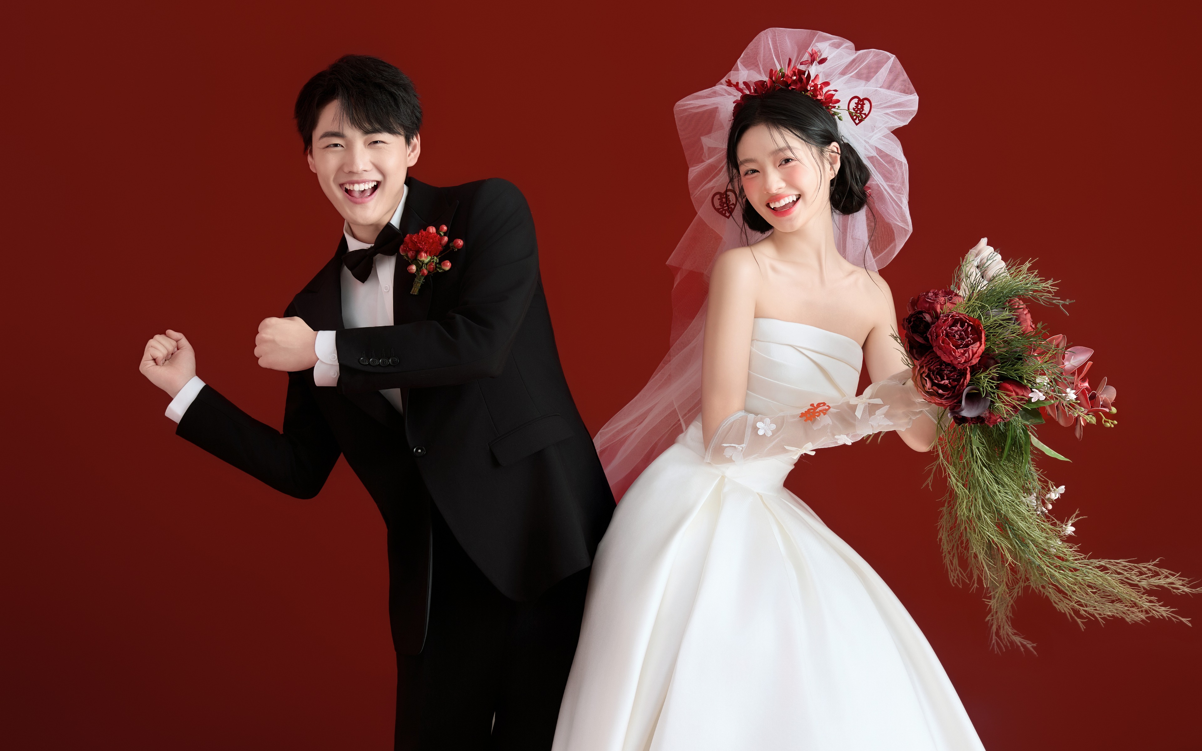 拒绝老气！红底白纱婚纱照原来可以这么灵动