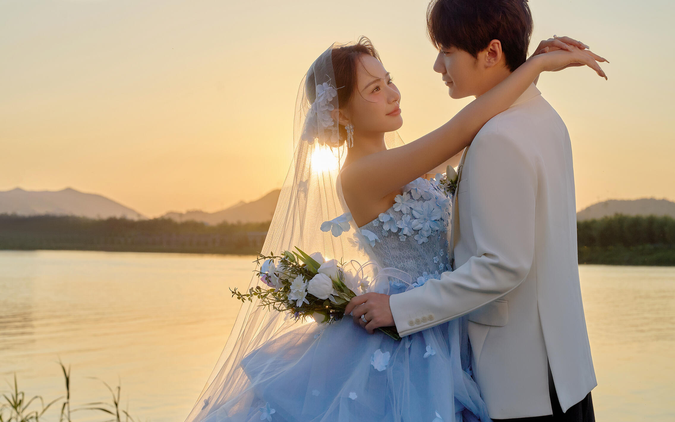 快看我拍到的超绝氛围感夕阳湖边婚纱照