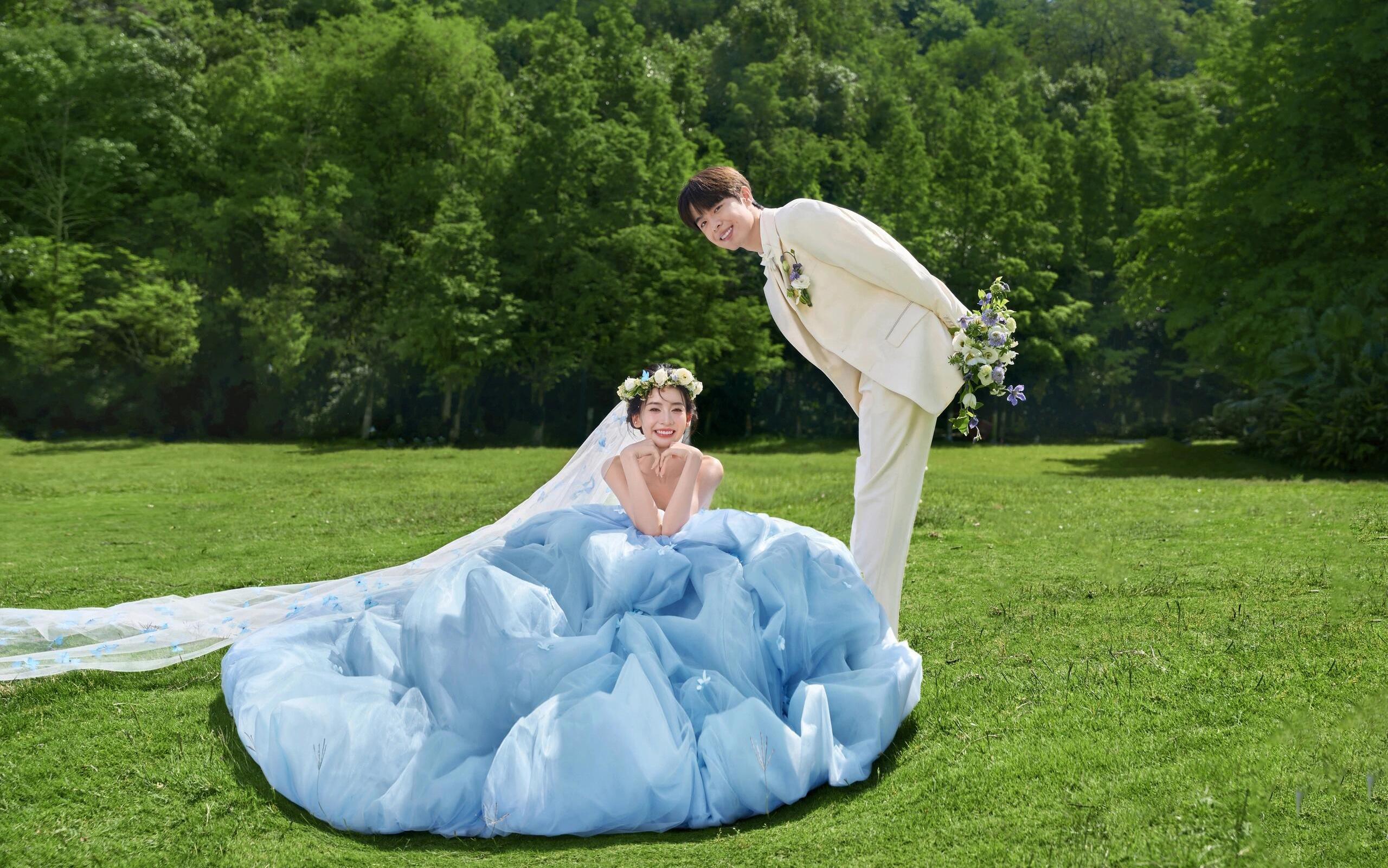 【蓝色花神草坪婚纱照 】