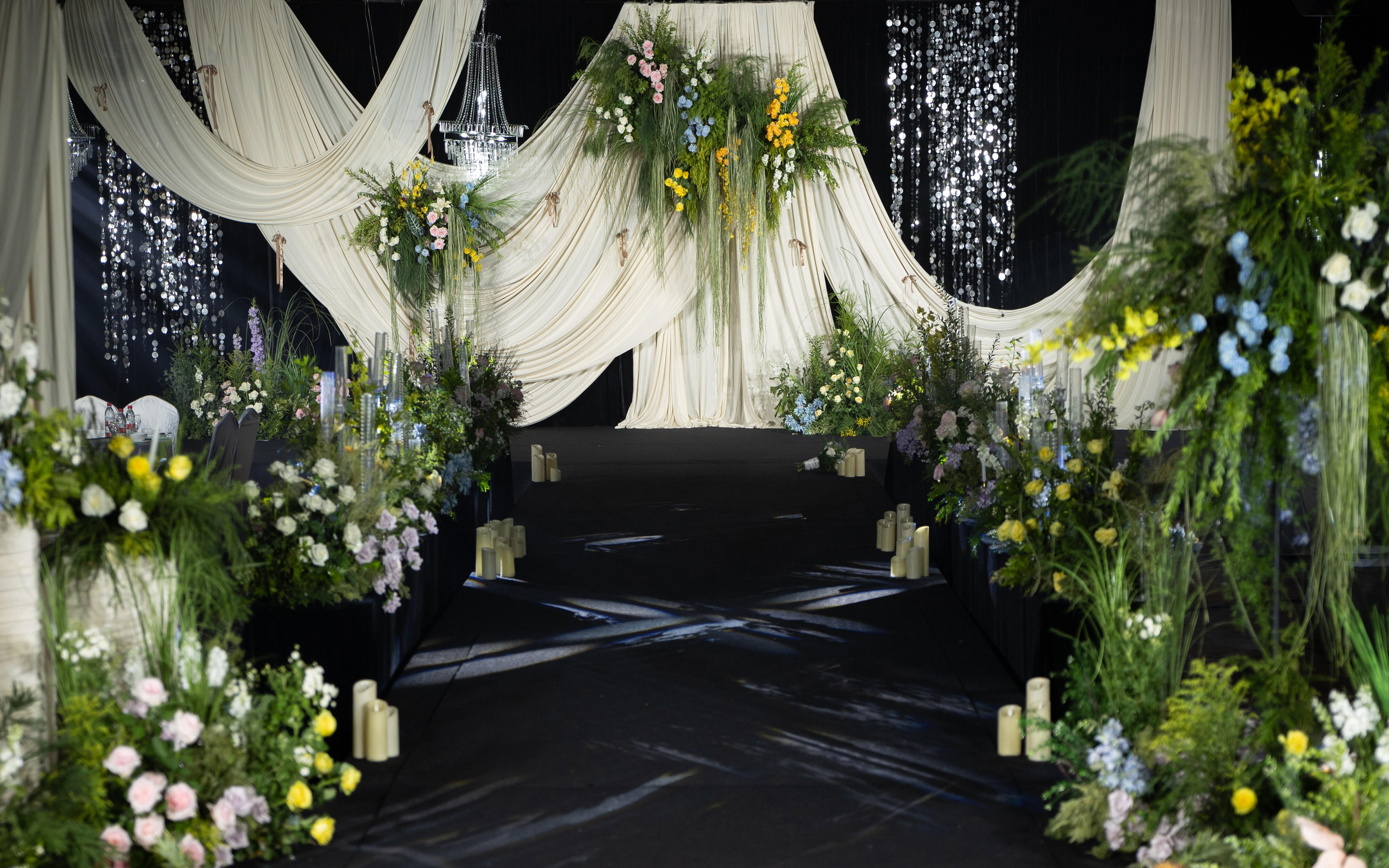 小预算森系室内布幔婚礼 真绿植＋仿真花组合