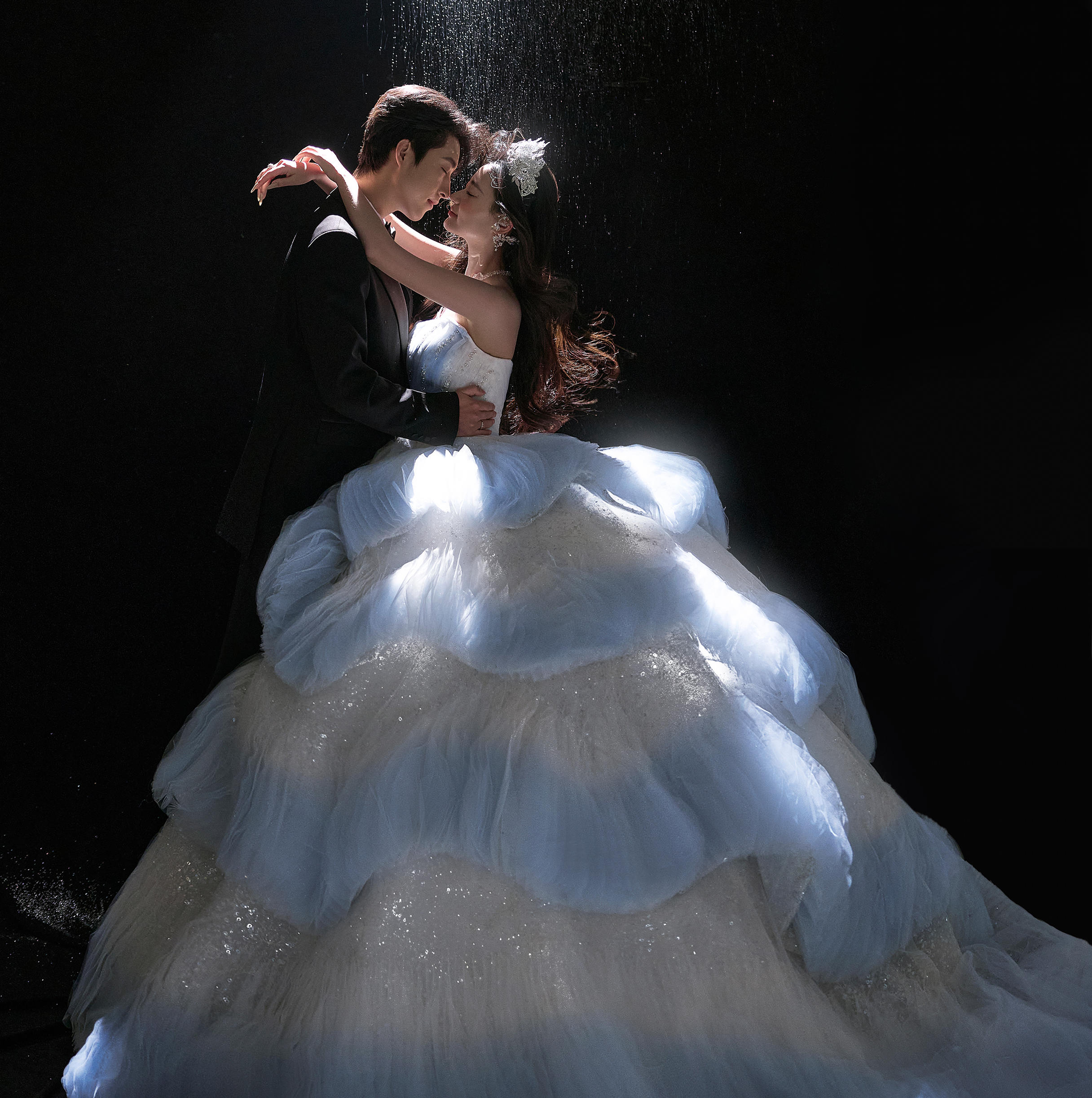 甜蜜暴击！会发光的蓝色水母婚纱照