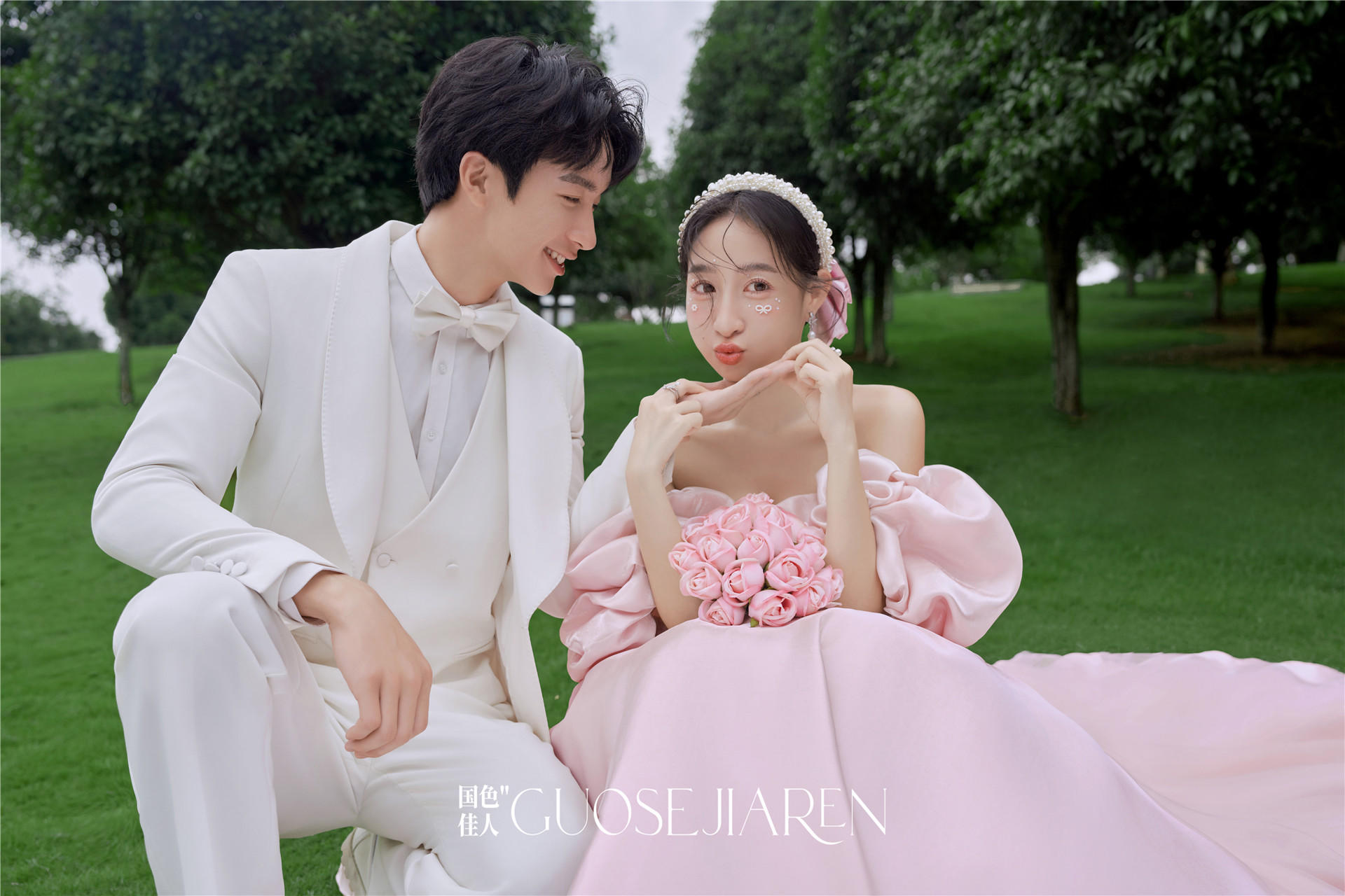 这才是理想中的草坪婚纱照！粉色裙子真的太出片啦！