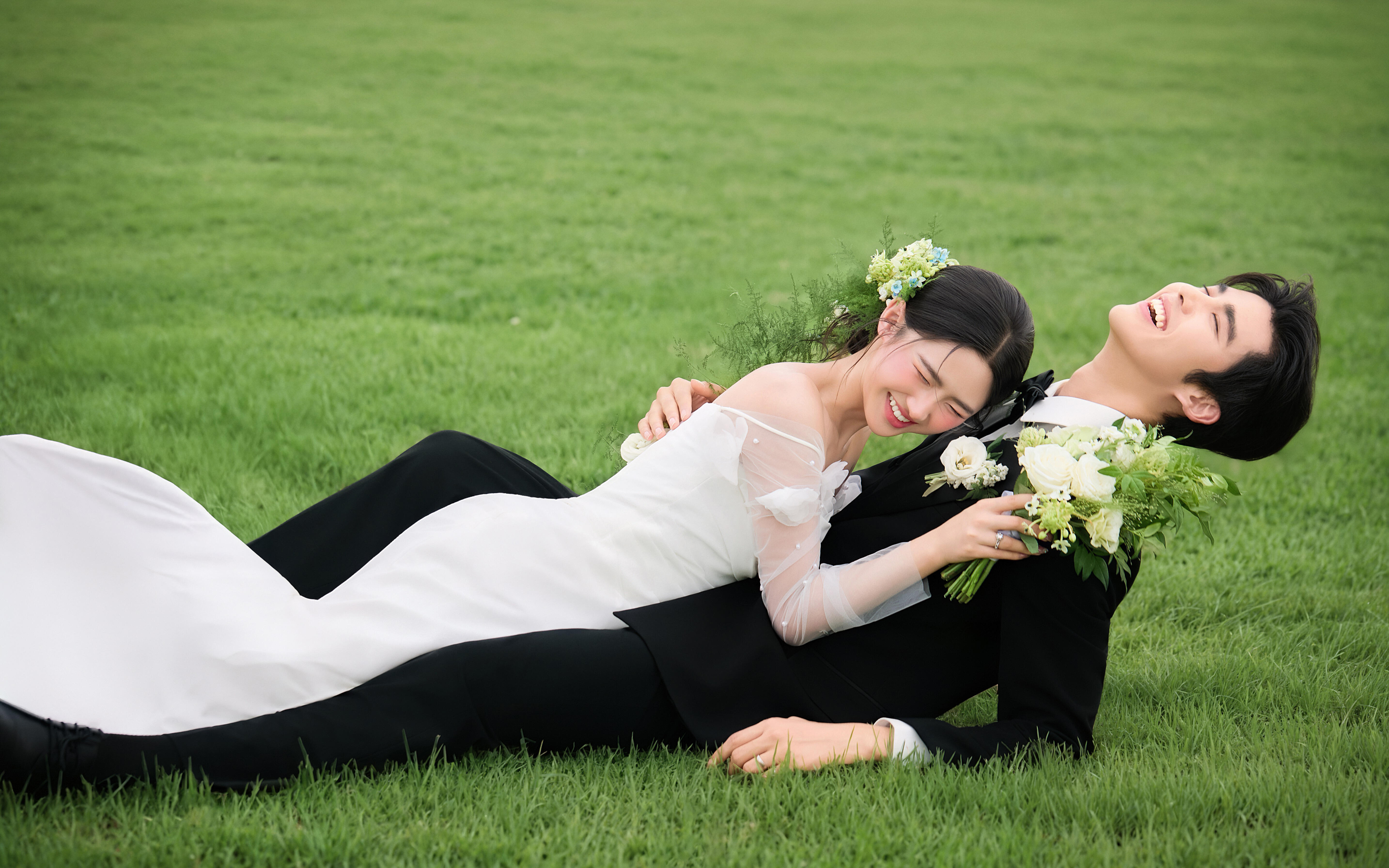 森系草坪婚纱照 被我的鱼尾婚纱惊艳到了