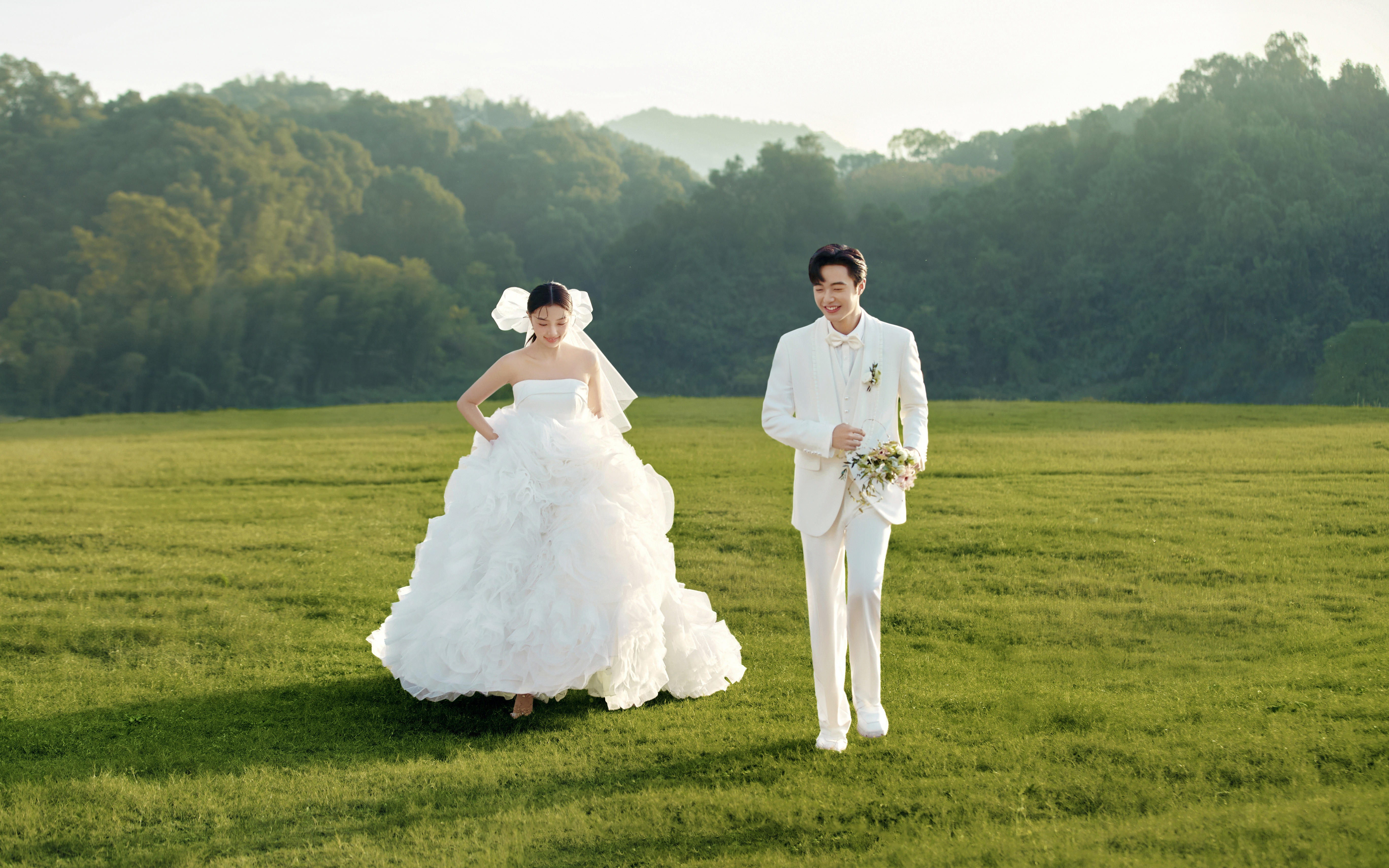 暖暖的草坪婚纱照 很出片！