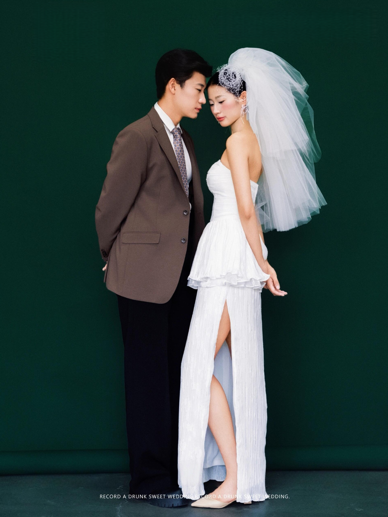 室内极简风婚纱照