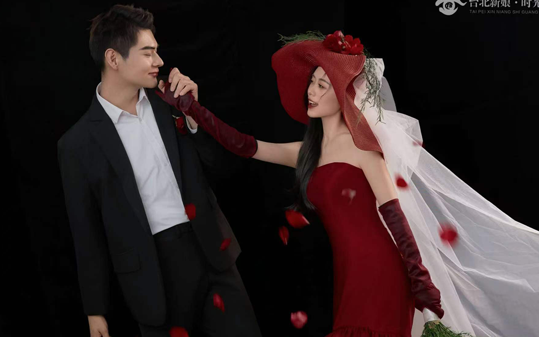 救命！这组复古红丝绒婚纱照直接封神了💃