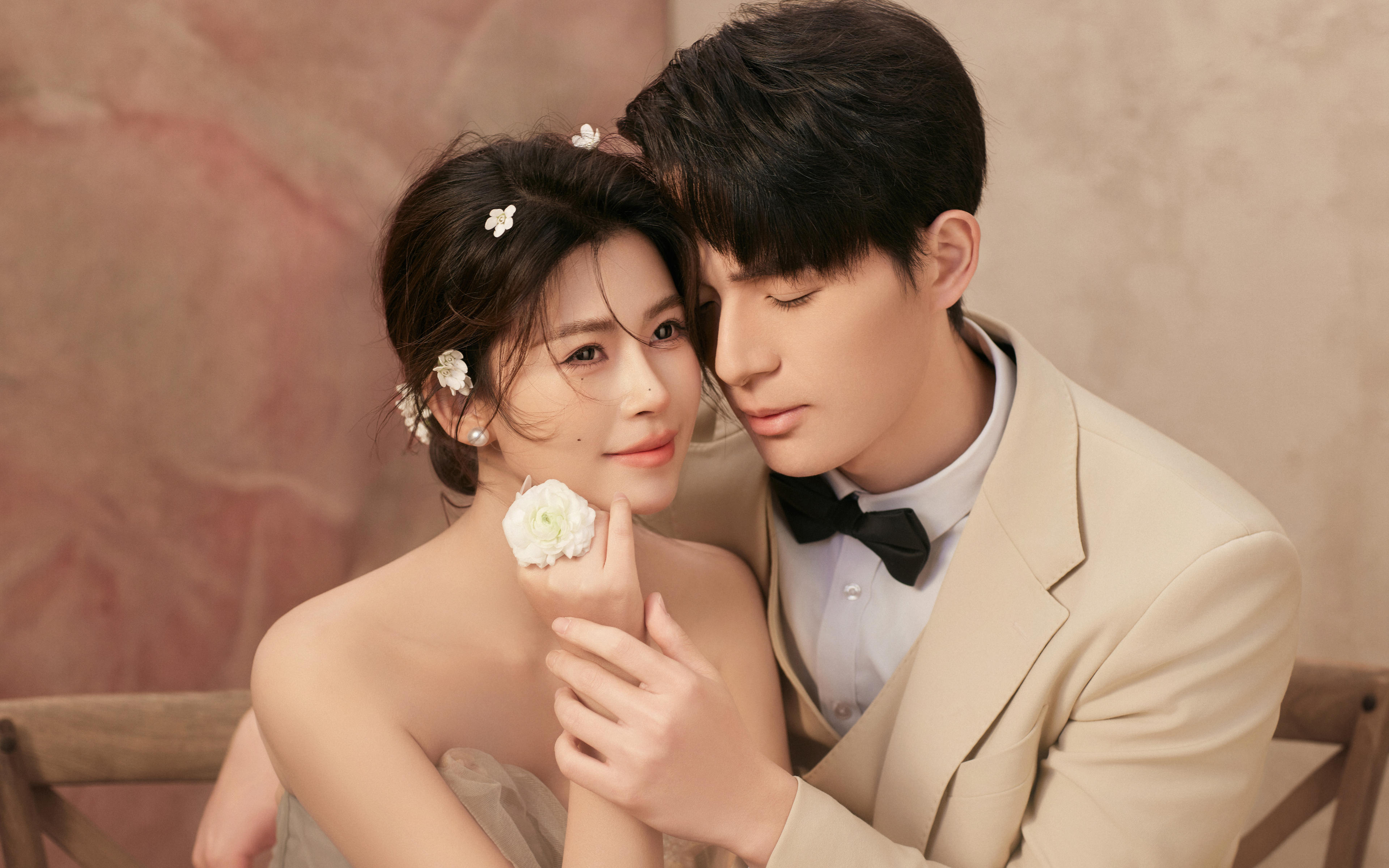 温柔耐看的室内油画婚纱照